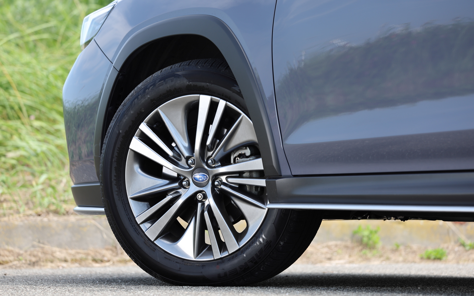 足下の18インチアルミホイールはスーパーブラックハイラスター塗装。装着タイヤはファルケンのオールシーズンタイヤ「ZIEX ZE001A A/S」（225/55R18）