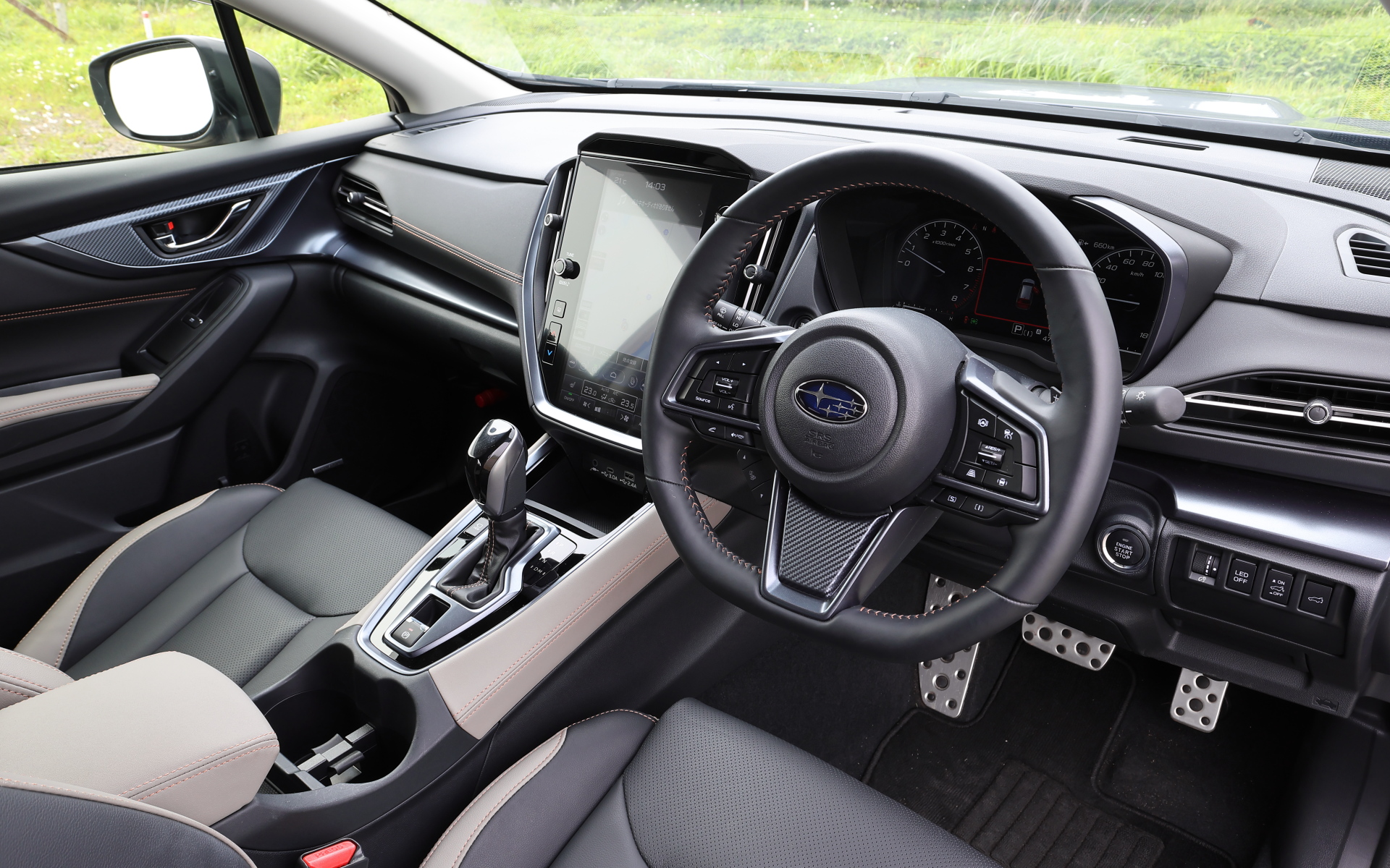 アッシュカラーを取り入れ、シックで華やかな印象のインテリア。11.6インチセンターインフォメーションディスプレイや、12.3インチフル液晶メーターを標準装備。ステアリングはカッパー色のアクセントカラーを用いた高触感の本革巻き。ハーマンカードンサウンドシステム（フロント6＋リア4）も標準装備される