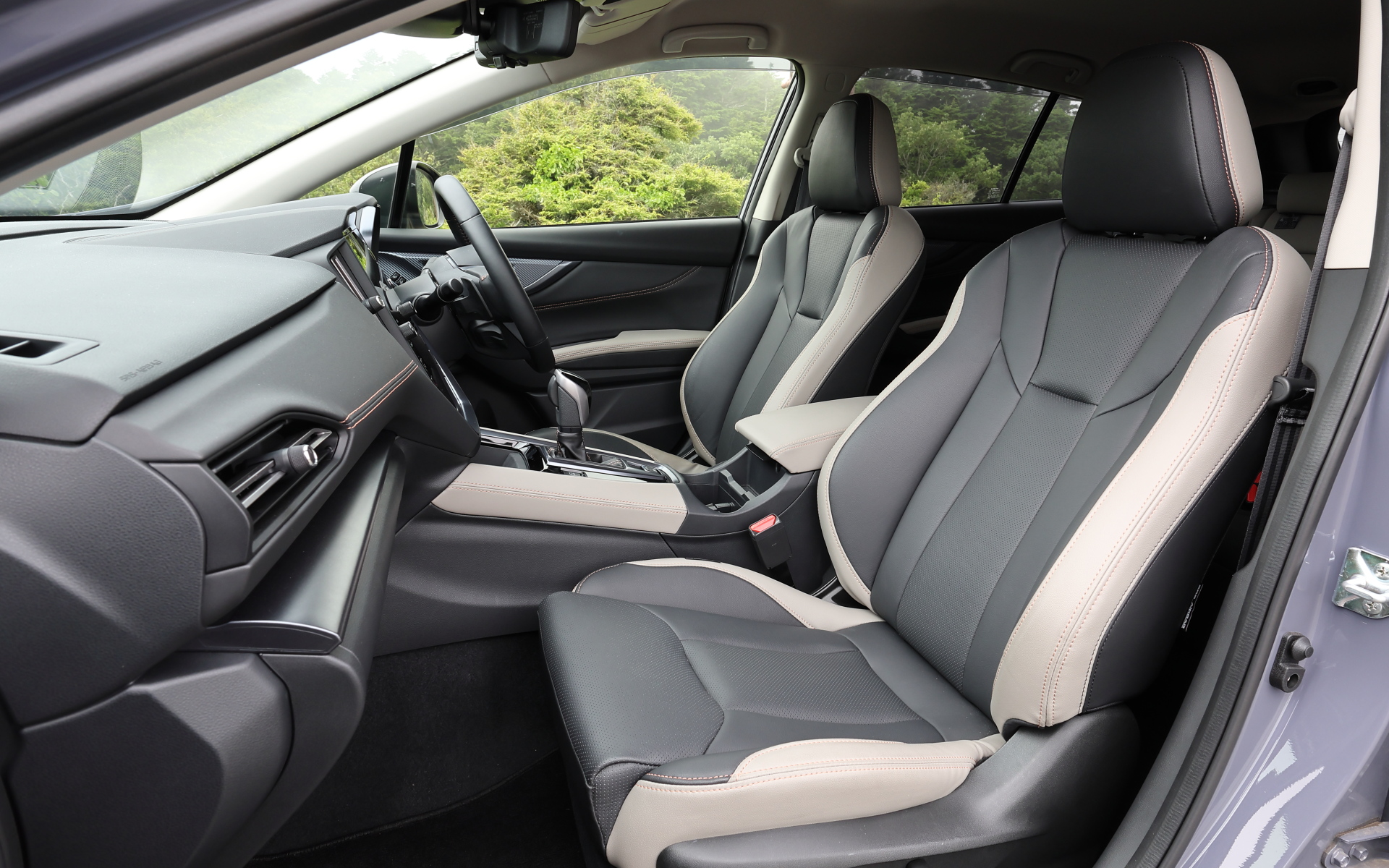 フロントシート形状やクッションをレヴォーグ レイバック専用に最適化し、高いホールド性と快適な座り心地を両立。着座位置の高いSUVでもスムーズに乗り降りできるよう、座面サイド部の高さが抑えられている