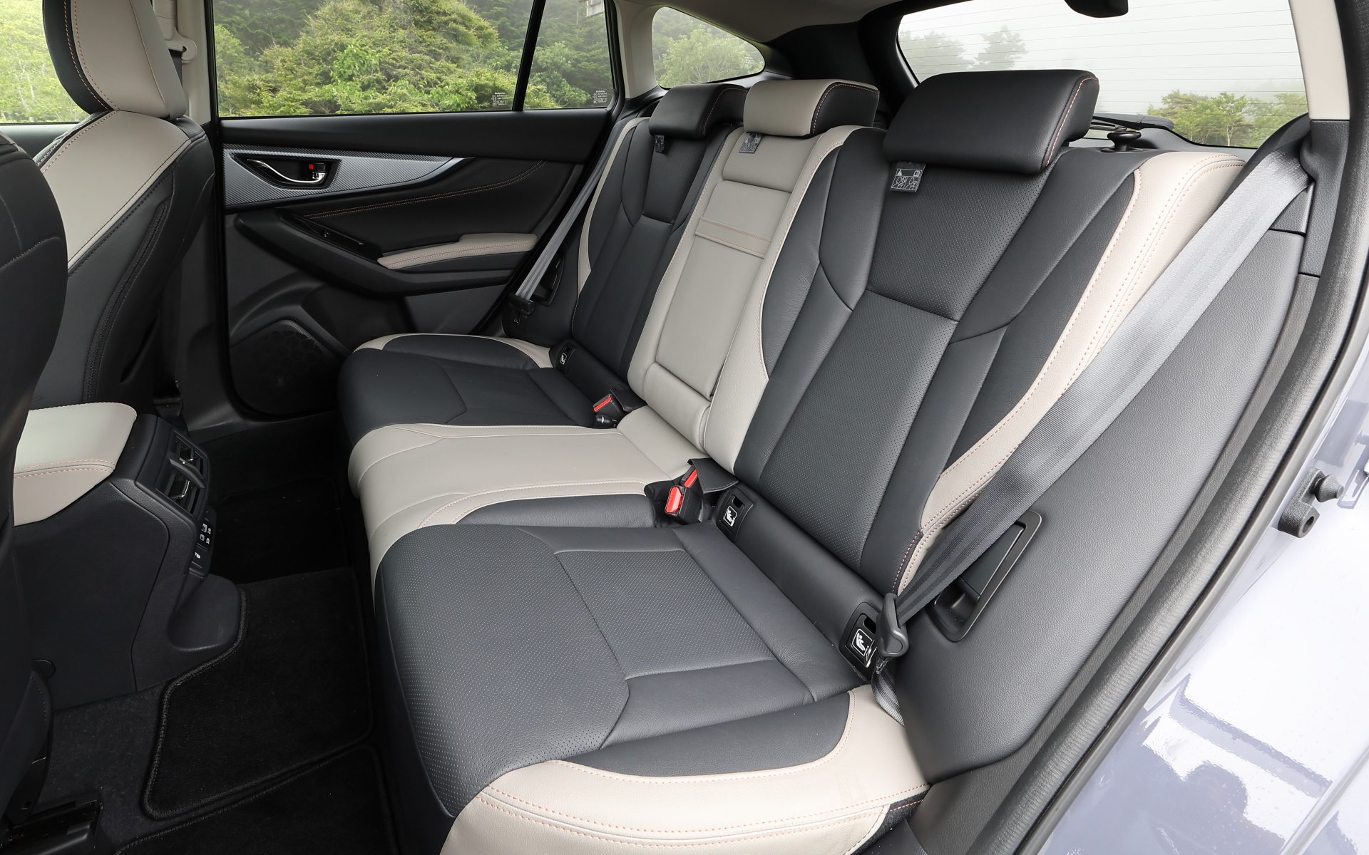 フロントシート形状やクッションをレヴォーグ レイバック専用に最適化し、高いホールド性と快適な座り心地を両立。着座位置の高いSUVでもスムーズに乗り降りできるよう、座面サイド部の高さが抑えられている