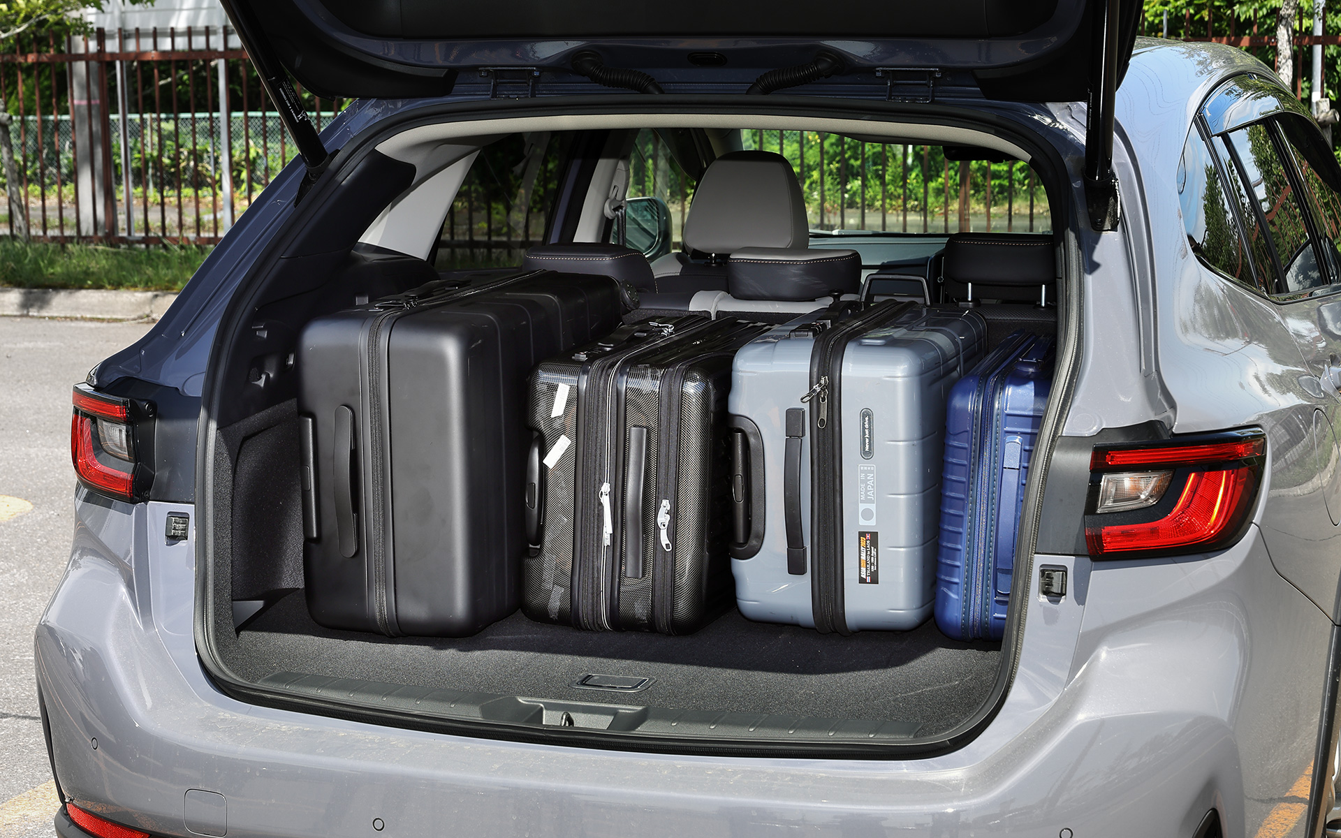 ラゲッジはVDA法で561L（カーゴフロアボード上部：492L、サブトランク：69L）の大容量スペースを確保しており、大きなスーツケースも余裕で飲み込める。4：2：4分割可倒式リアシートで荷室を自由に拡張することもできる