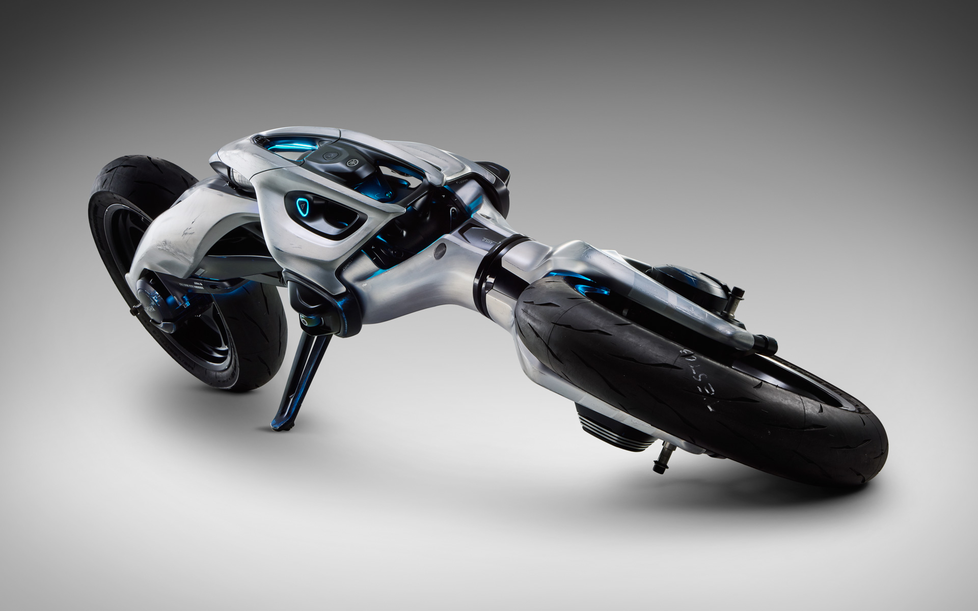 180度に展開した姿勢から、自らの判断で各部モーターを適切に駆動して車体を起き上がらせ、バランスを保ちながら自立することが可能