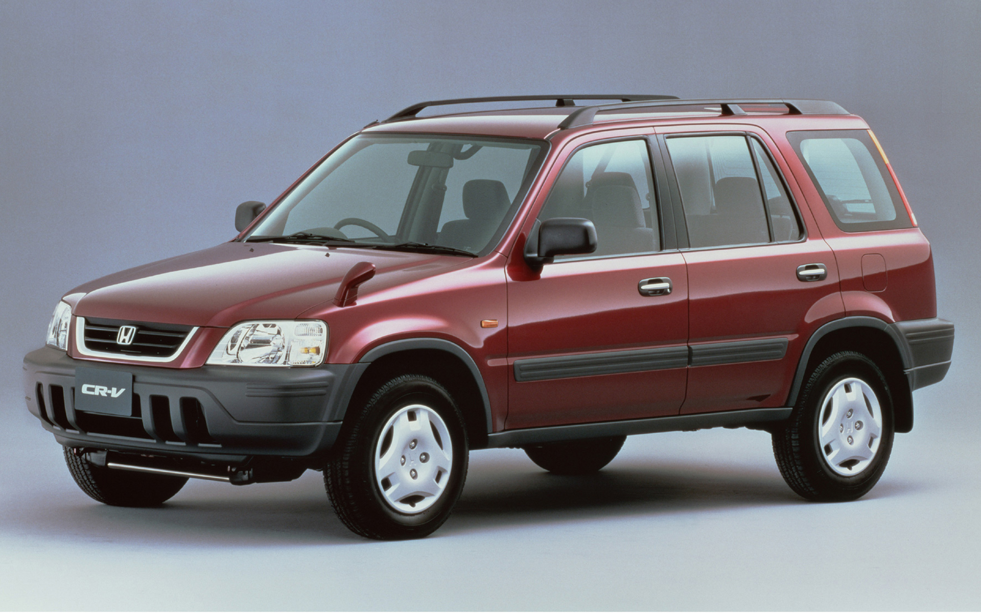 初代CR-V（1995年）は、ホンダクリエイティブ・ムーバー第2弾モデルとして日本で発売。乗用車感覚の操縦性と広い居住空間を両立したほか、リアドア内蔵テーブルなど独自の工夫を備え、「都市型SUV」という新ジャンルを確立。1997年には米国での販売を開始し、その後は欧州やアジア地域にも投入。グローバルにおけるホンダのSUV本格展開の起点となった