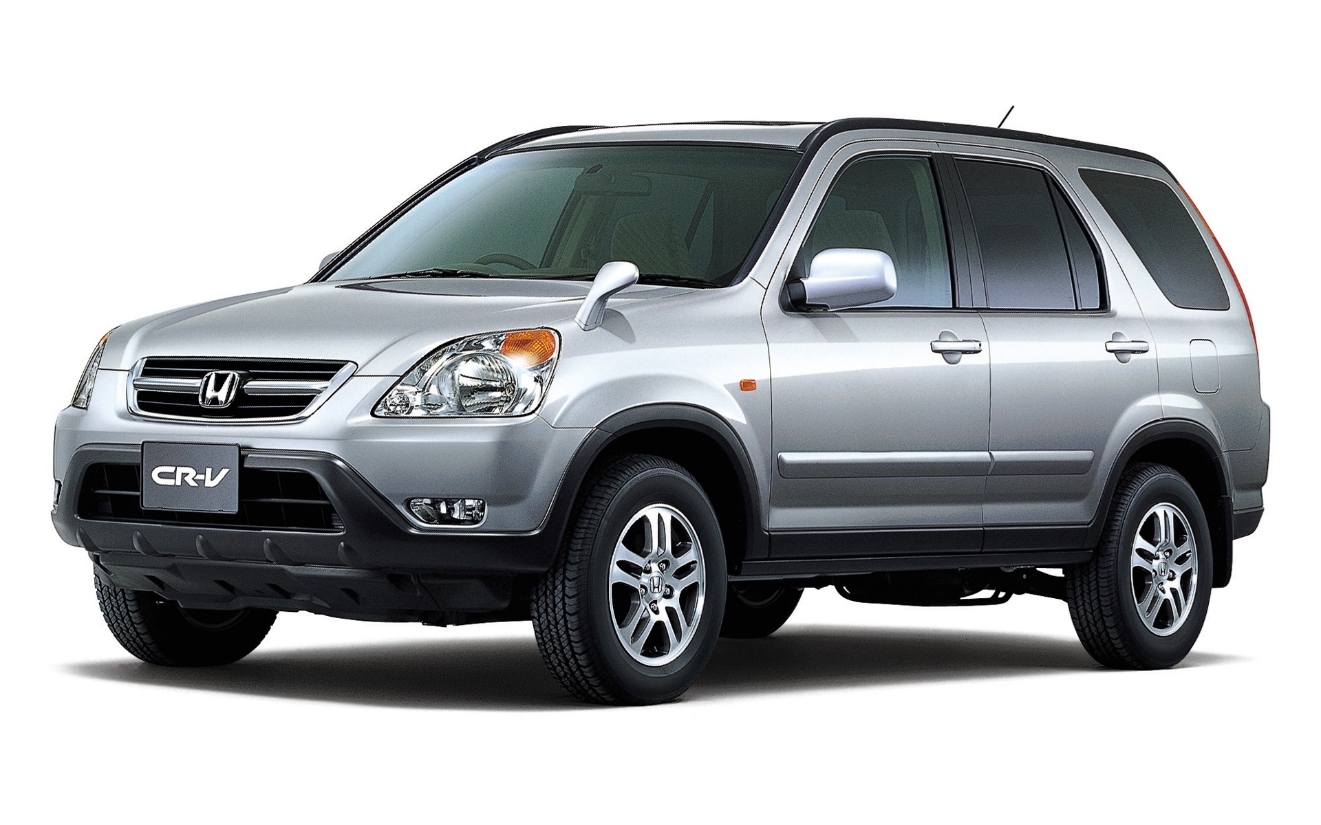 2代目CR-V（2001年）は、パッケージングを刷新し、室内空間の拡大や使い勝手を向上。北米や欧州に加え中国でも販売を開始し、ホンダのグローバルSUVとして世界各地で存在感を高めたモデル
