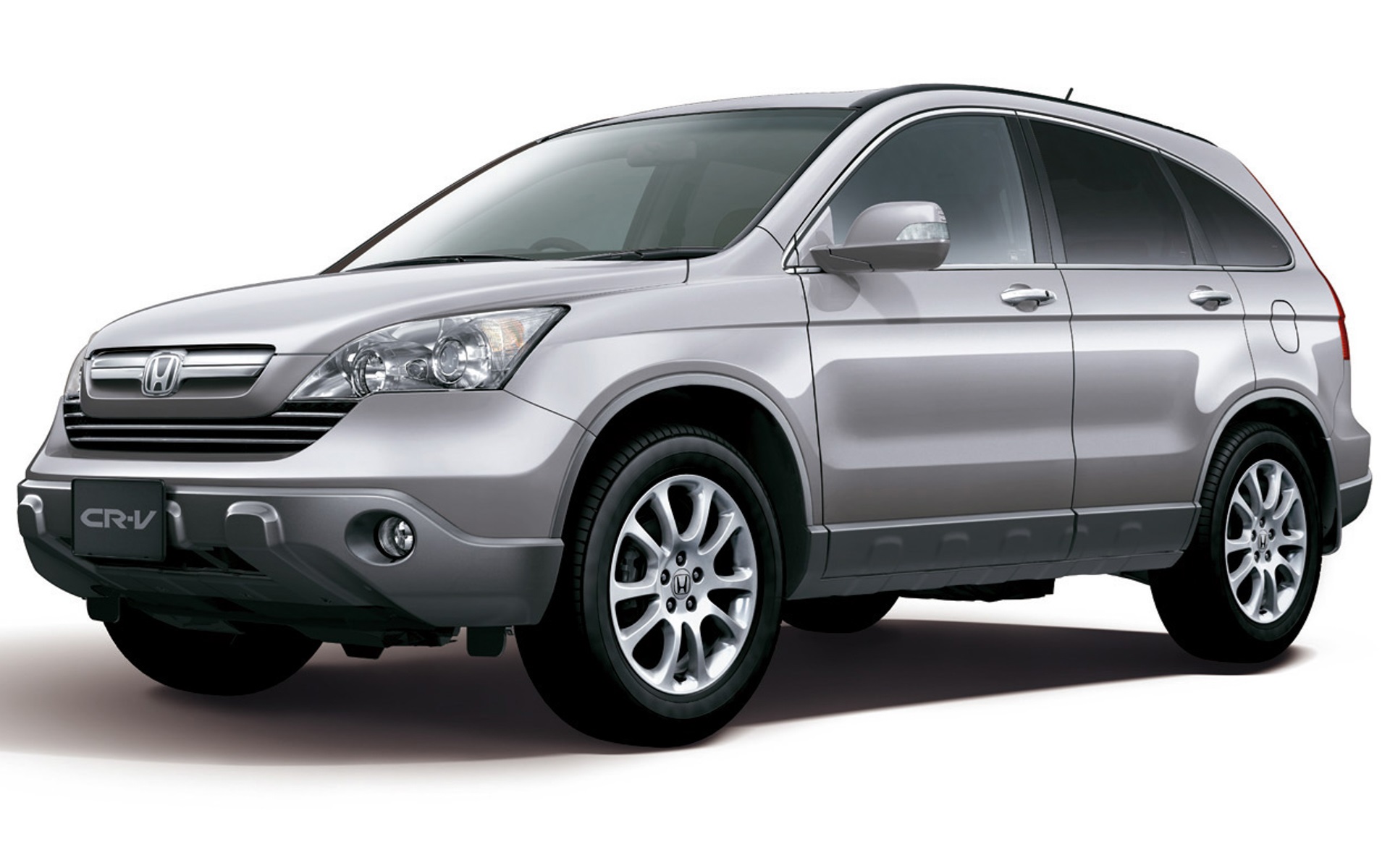 3代目CR-V（2006年）は、従来のスクエアなデザインから一新し、より洗練された都市型SUVとしてスタイリングを進化。2.4リッターi-VTECエンジンや新開発のサスペンションで走行性能を高めるとともに、静粛性や乗り心地にさらに磨きをかけた