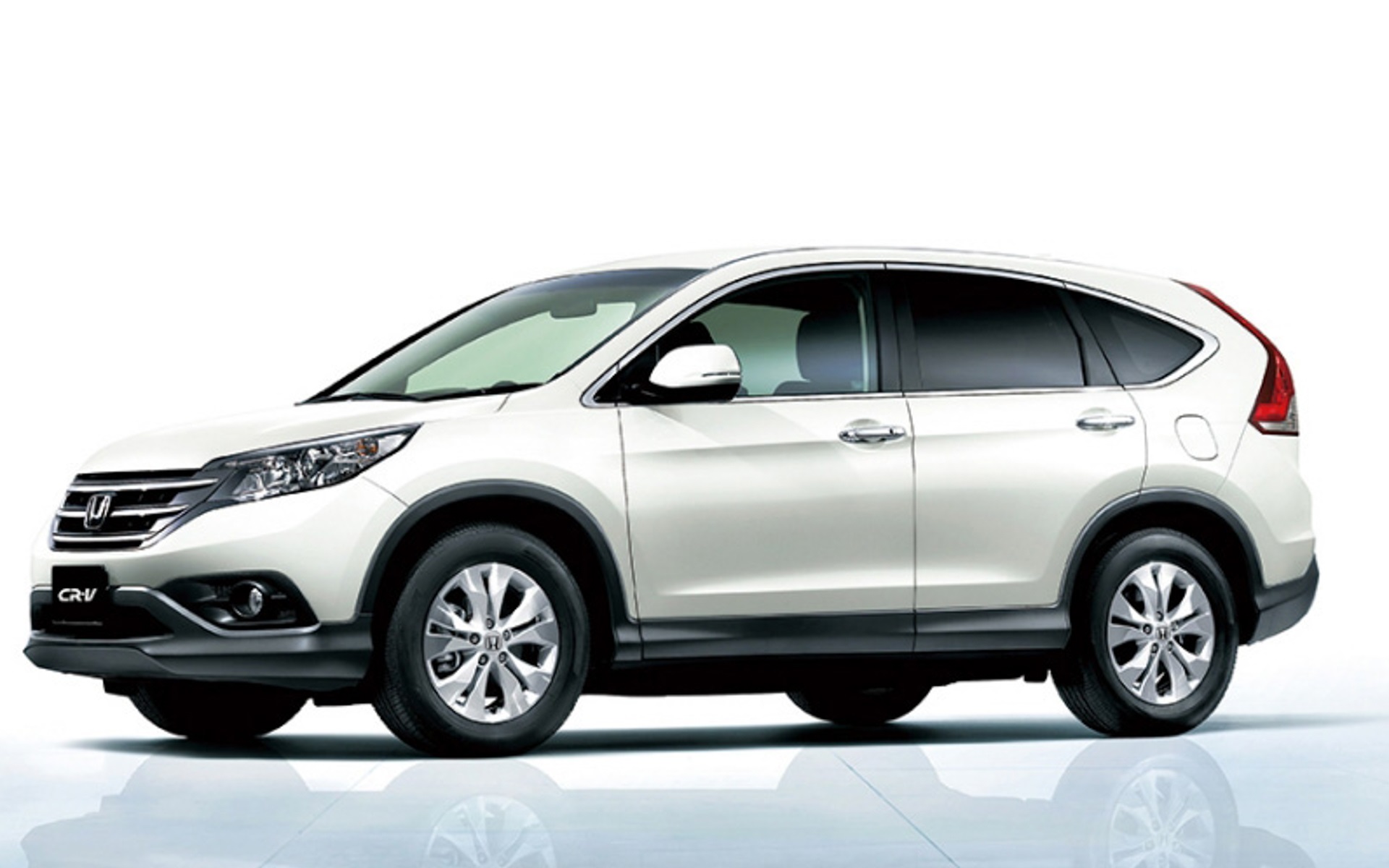 4代目CR-V（2011年）は、滑らかで高効率な空力ボディや優れた燃費性能と乗り心地に加え、居住空間や荷室も広がり、使い勝手も大きく向上。2011年にはグローバル累計販売500万台を達成