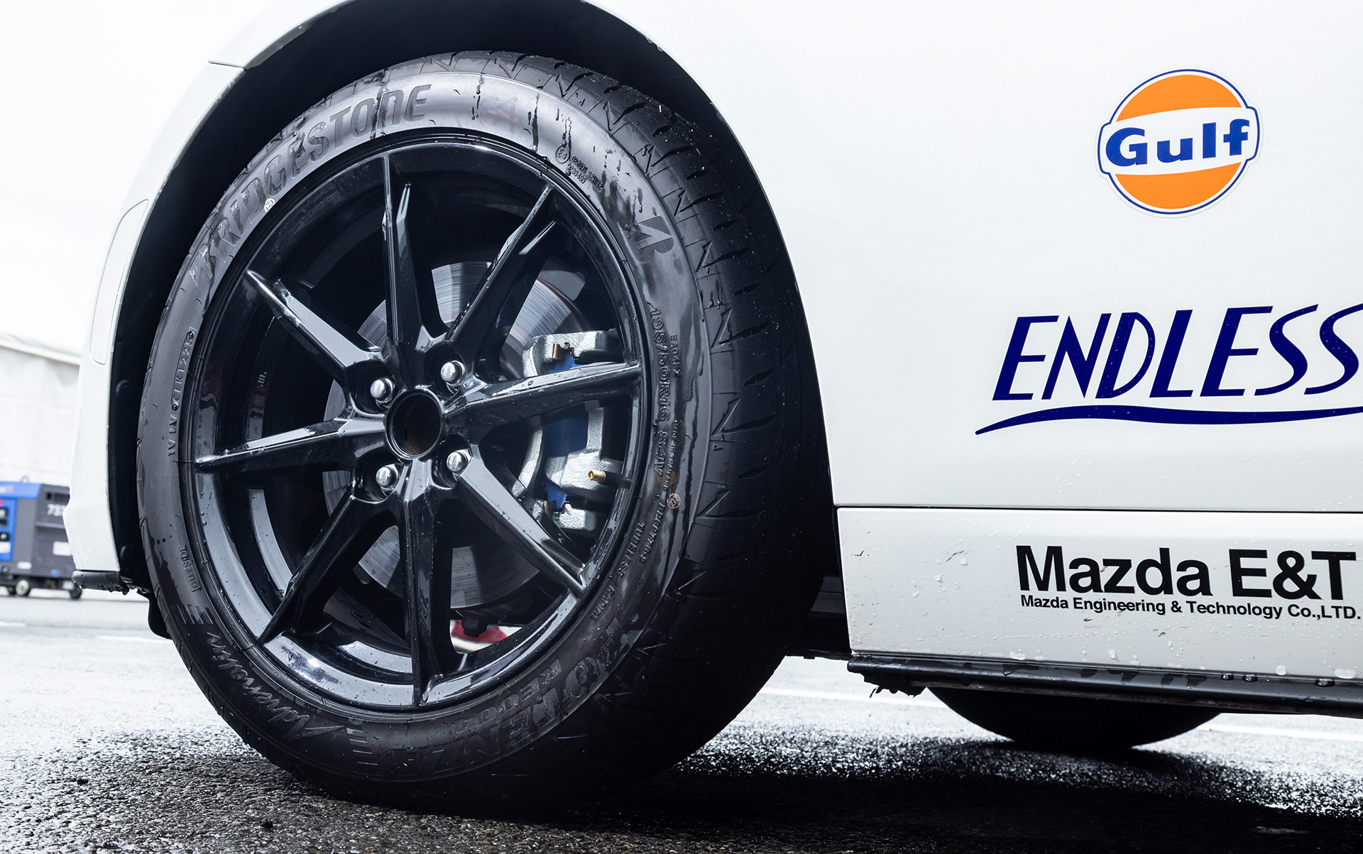 タイヤはブリヂストン「POTENZA Adrenalin RE004」、エンドレス製ブレーキパッド「MFE1」を装着して、ブレーキフルードにENDLESS S-FOUR。ダンパーはNR-A純正装備のビルシュタイン