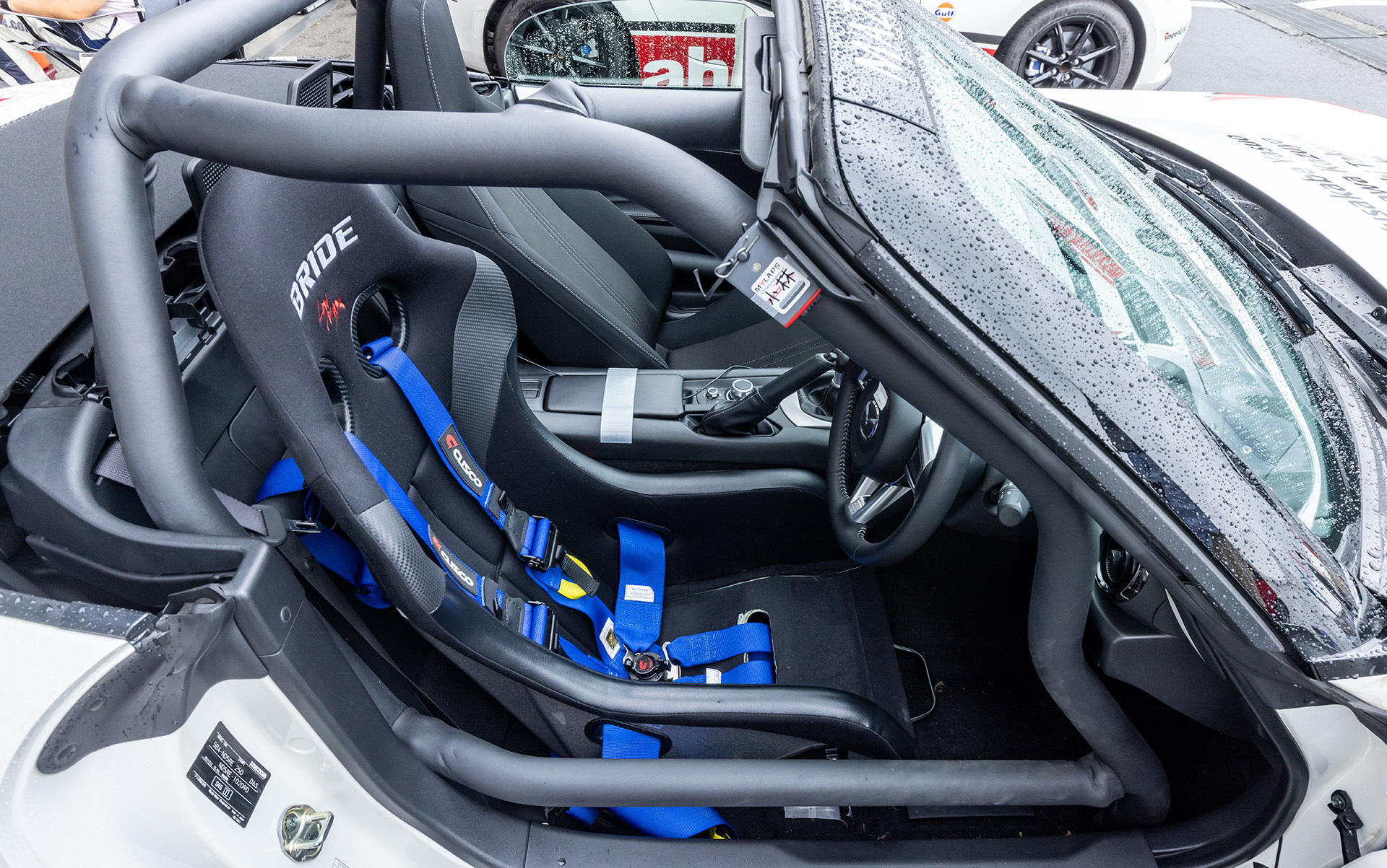 CUSCO製「NR-A専用 SAFETY21 ロールケージセット」、ブリッド製フルバケットシート「ZETA IV」にCUSCOレーシングハーネス「6Points FHR」を装備する