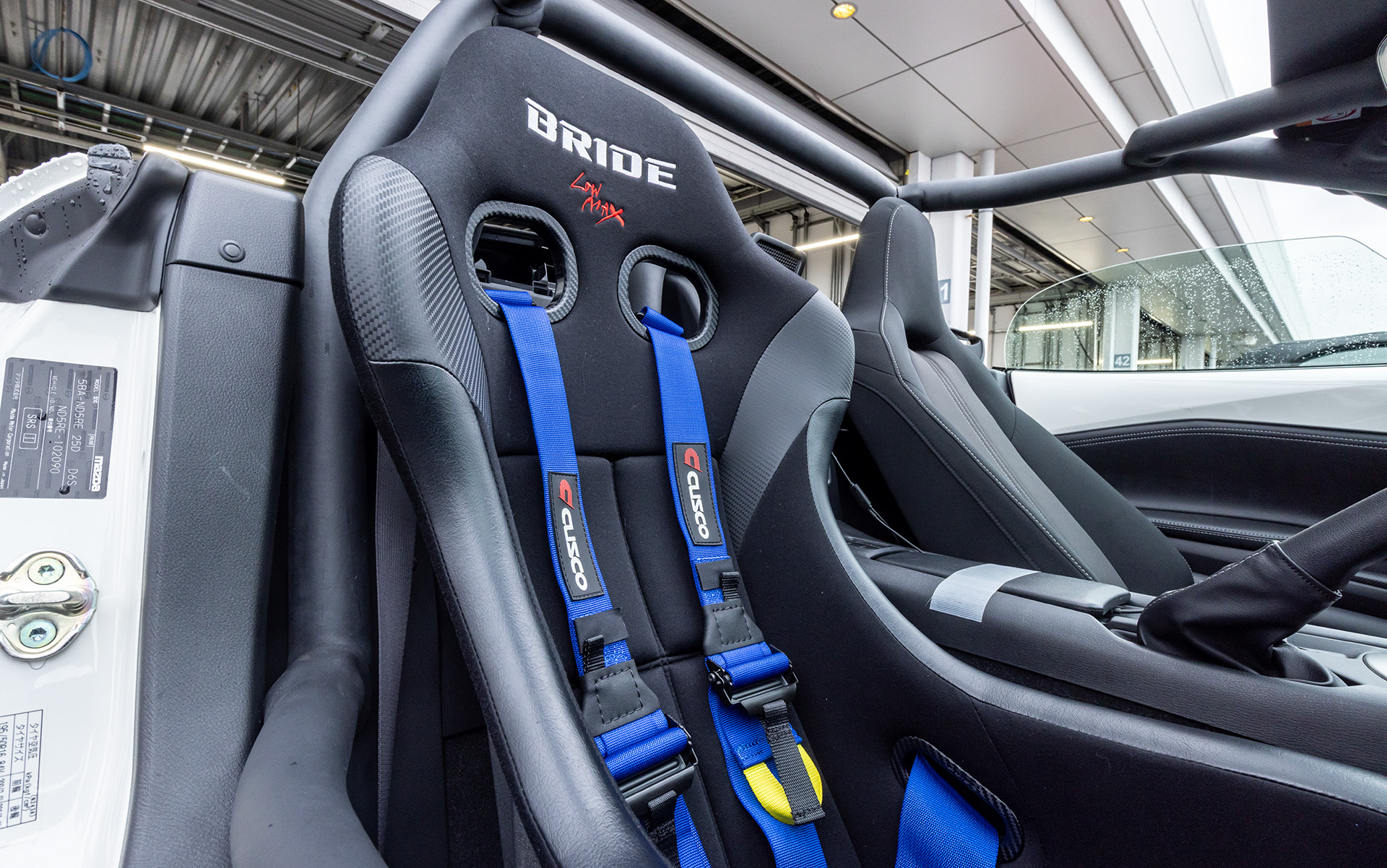 CUSCO製「NR-A専用 SAFETY21 ロールケージセット」、ブリッド製フルバケットシート「ZETA IV」にCUSCOレーシングハーネス「6Points FHR」を装備する