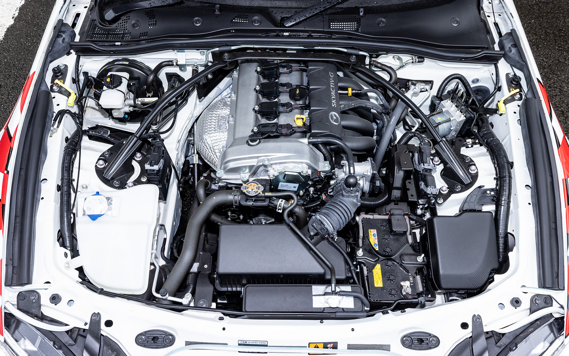 エンジンはノーマルでレース用にテーピング類を施すのみ。エンジンオイルにGulf ARROW GT30、ギヤオイルにGulf PRO GUARD Gear Oil 75W-90 GL5を使用する