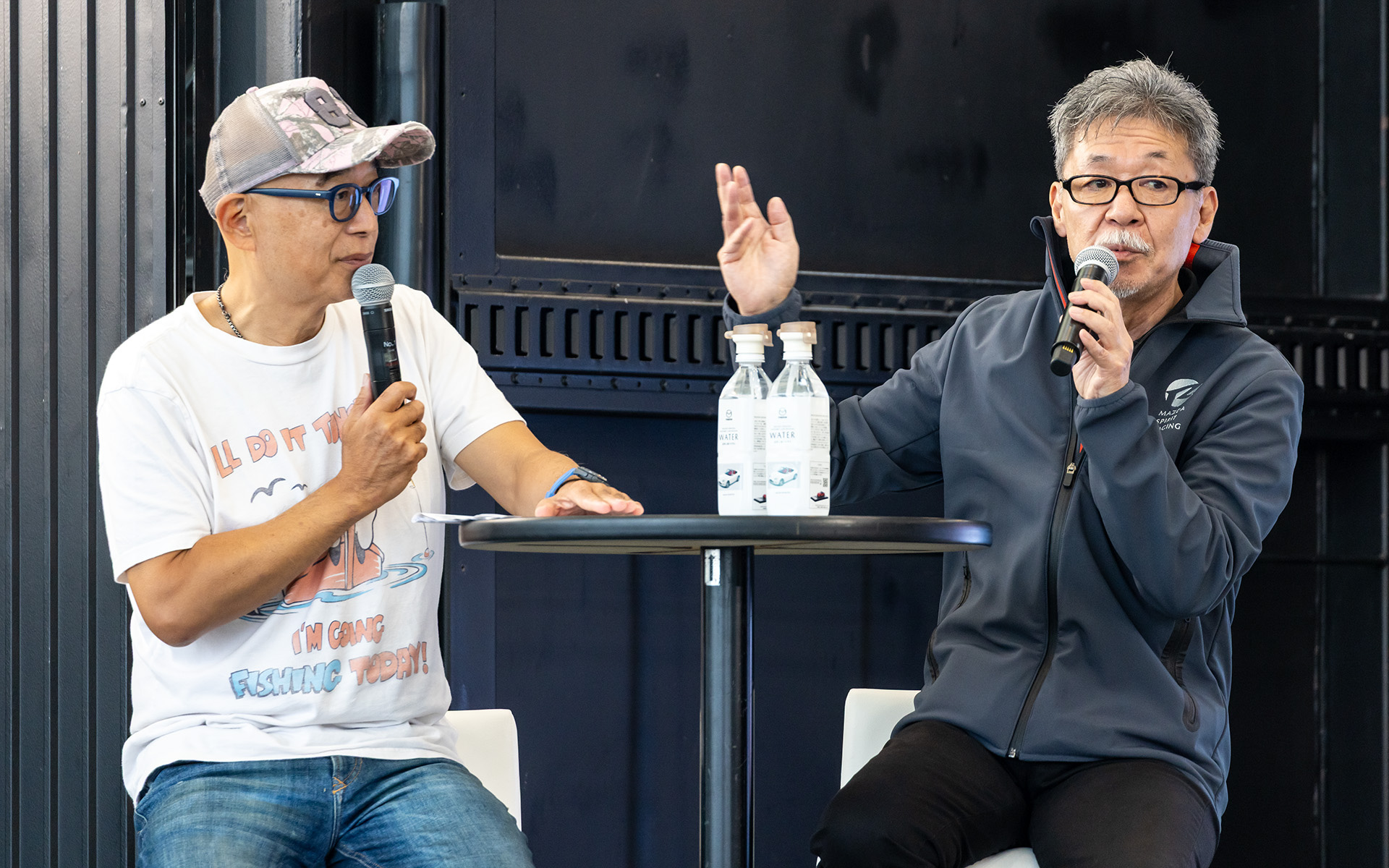 2.0リッターエンジン搭載モデル「MAZDA SPIRIT RACING ロードスター」と「MAZDA SPIRIT RACING ロードスター 12R」ついてのトークショーの真っ最中。ピストン西沢氏が試乗の感想を語り、マツダからは開発や製造の裏話が明らかにされた