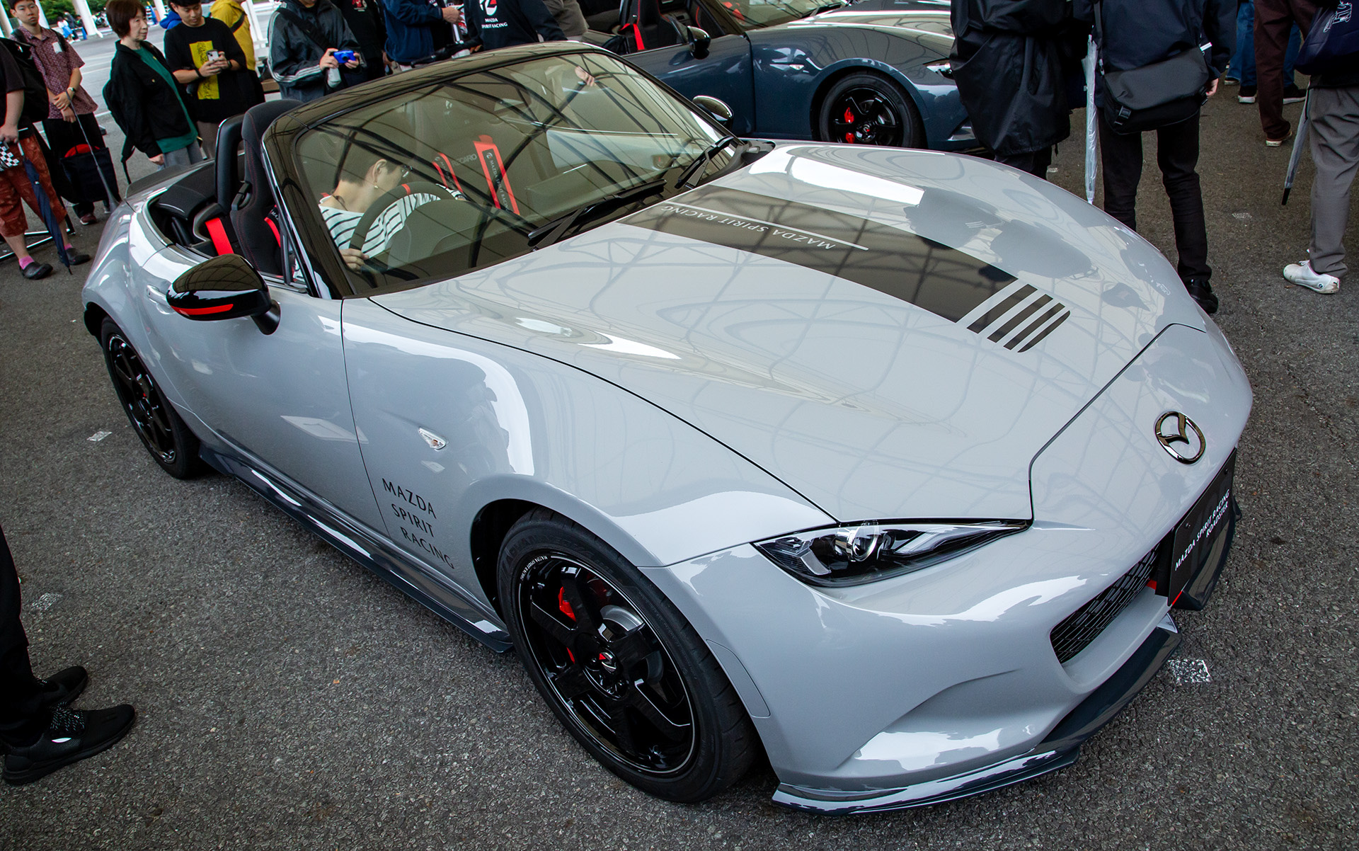 2.0リッターエンジン搭載モデル「MAZDA SPIRIT RACING ロードスター 12R」（左）と「MAZDA SPIRIT RACING ロードスター」（右）