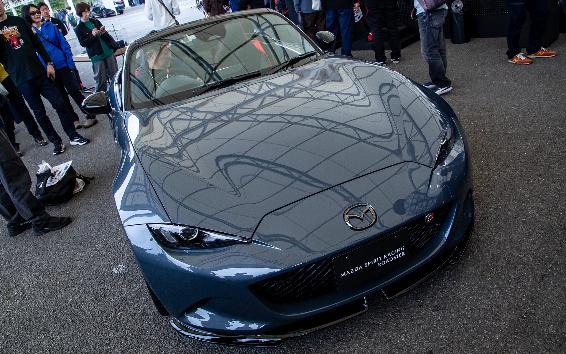 2.0リッターエンジン搭載モデル「MAZDA SPIRIT RACING ロードスター 12R」（左）と「MAZDA SPIRIT RACING ロードスター」（右）