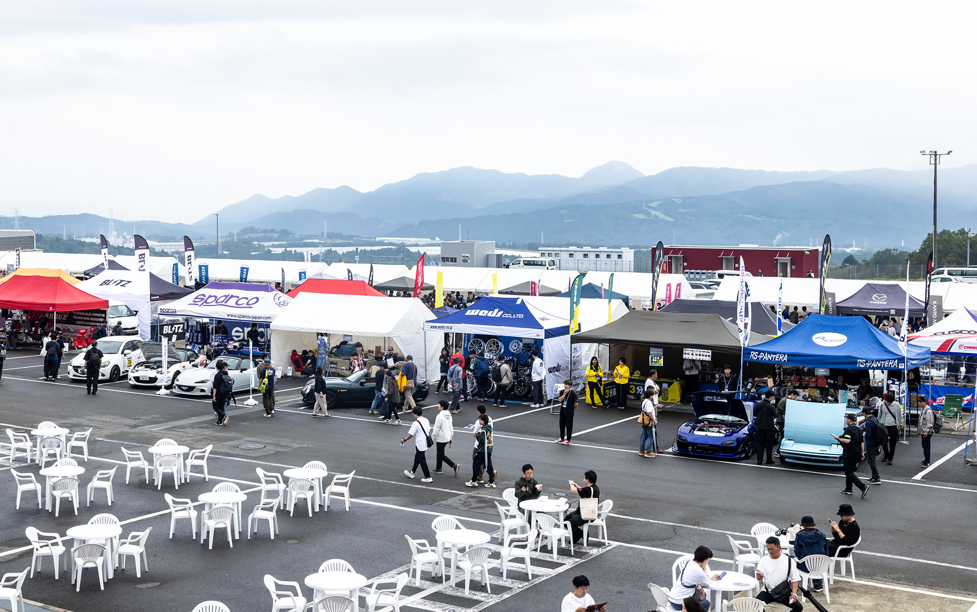 こちらはアクセサリーメーカーなどの展示。奥には各地のマツダ販売会社も