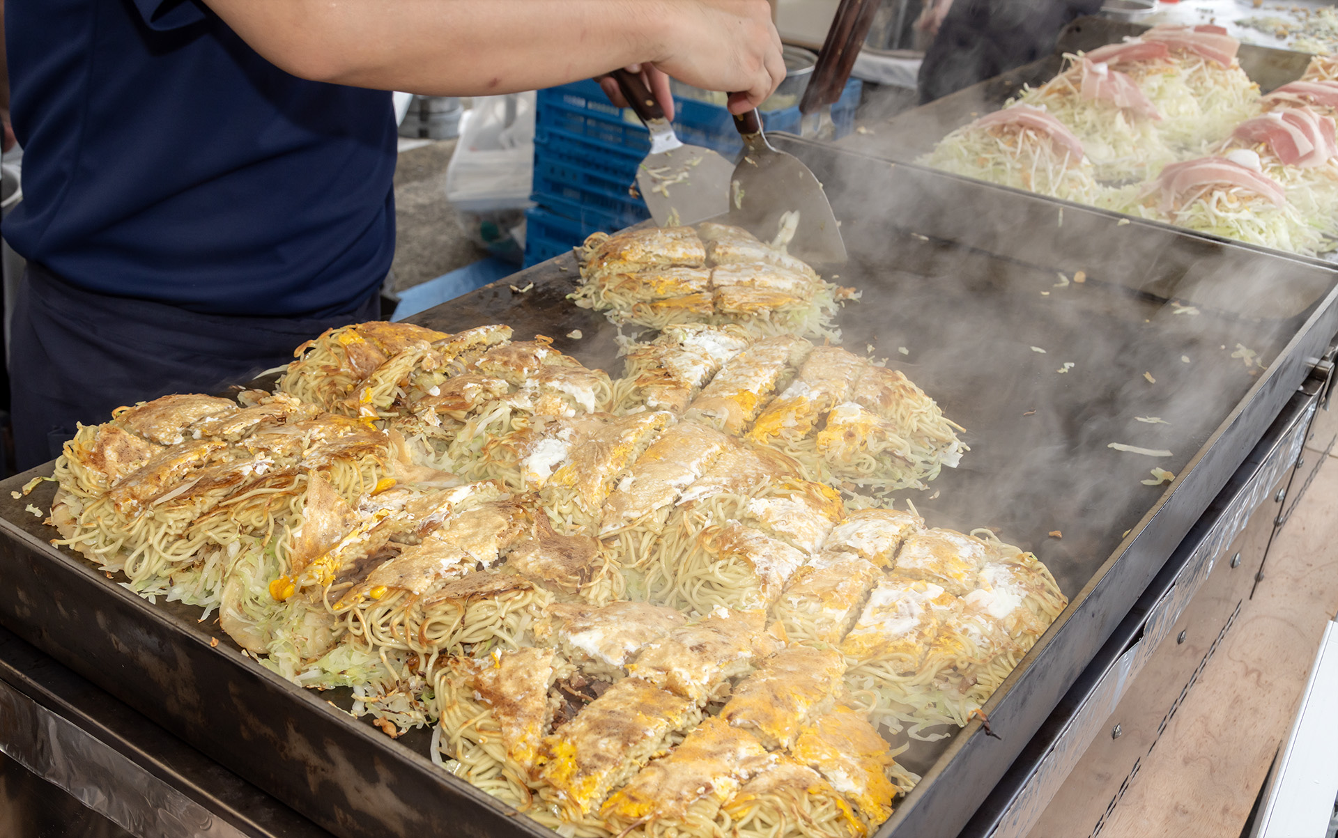 広島流のお好み焼 みっちゃん総本店が出店。長い列ができていた