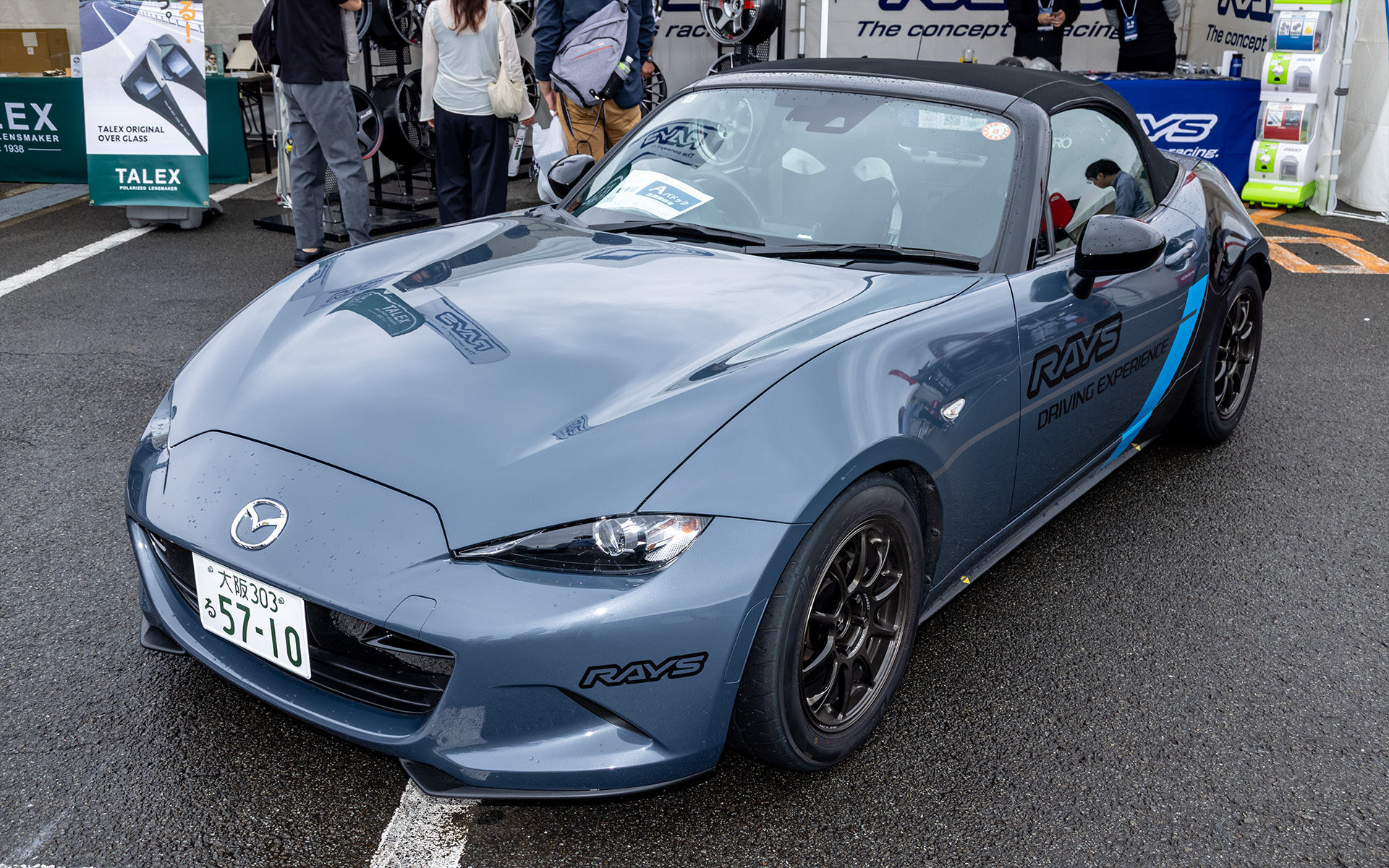 メーカーブース。これはレイズでホイール装着例