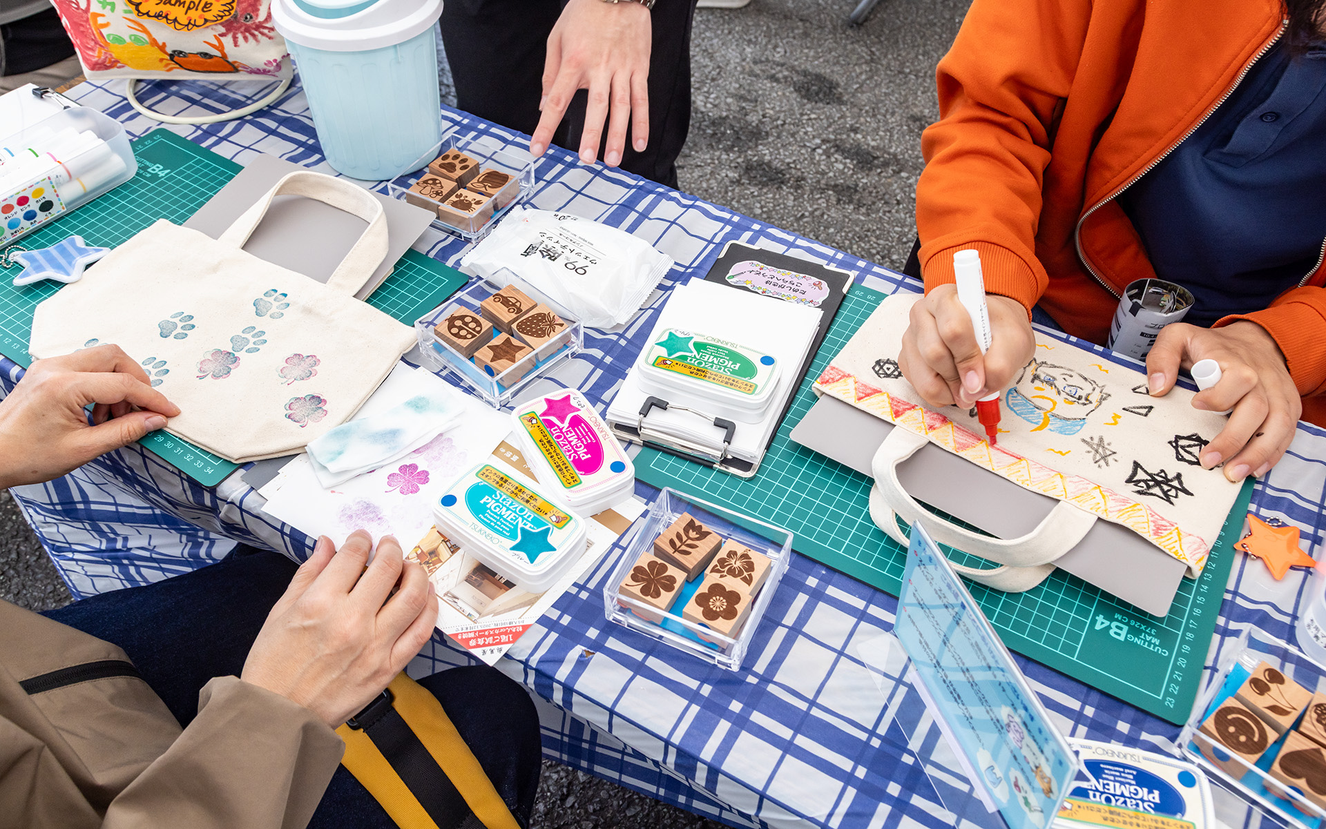 マツダ販売会社もブース展示、ワークショップ系が多かった