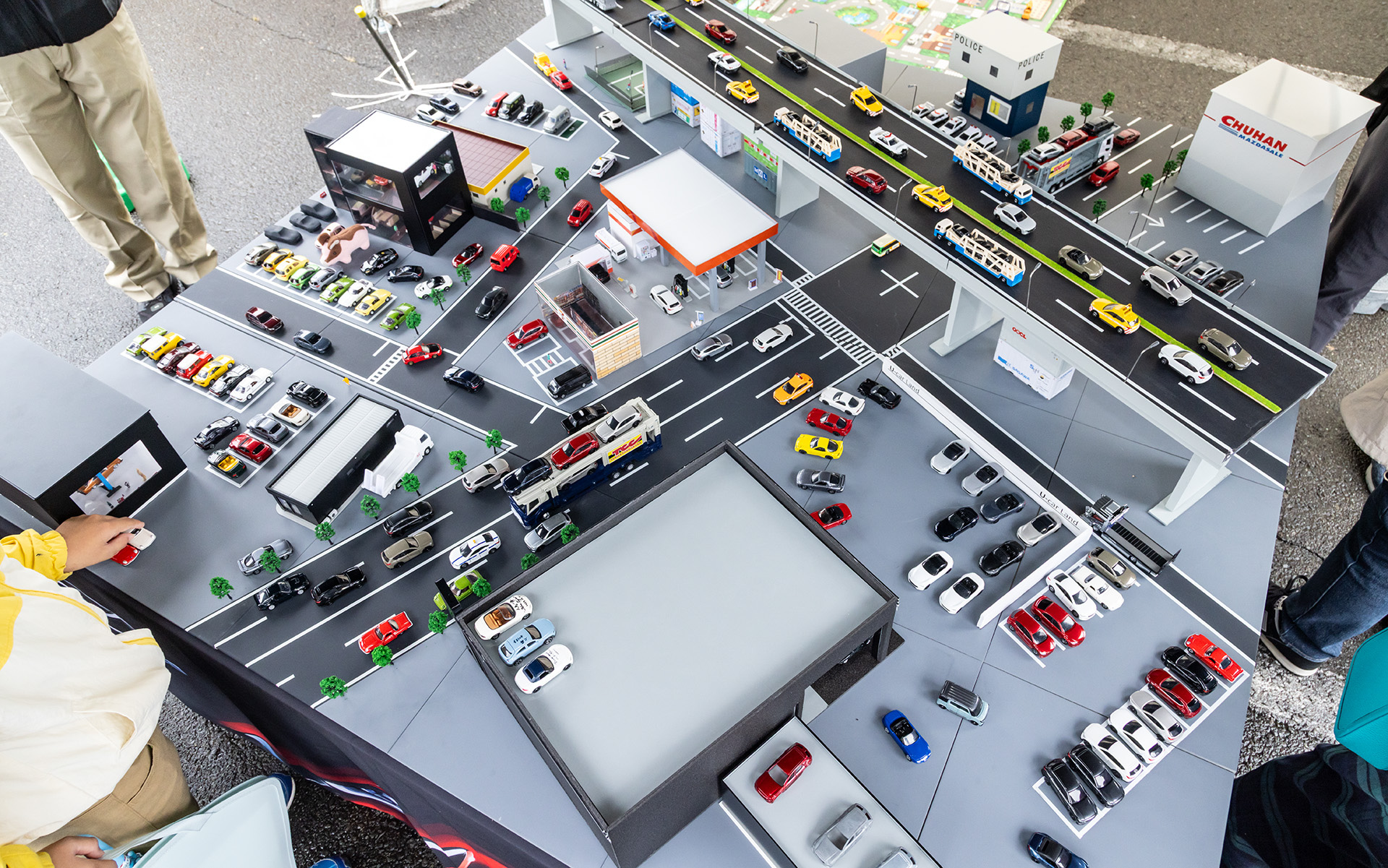 ミニカーで街を表現。ほぼすべてマツダ車（OEM含む）で占められている