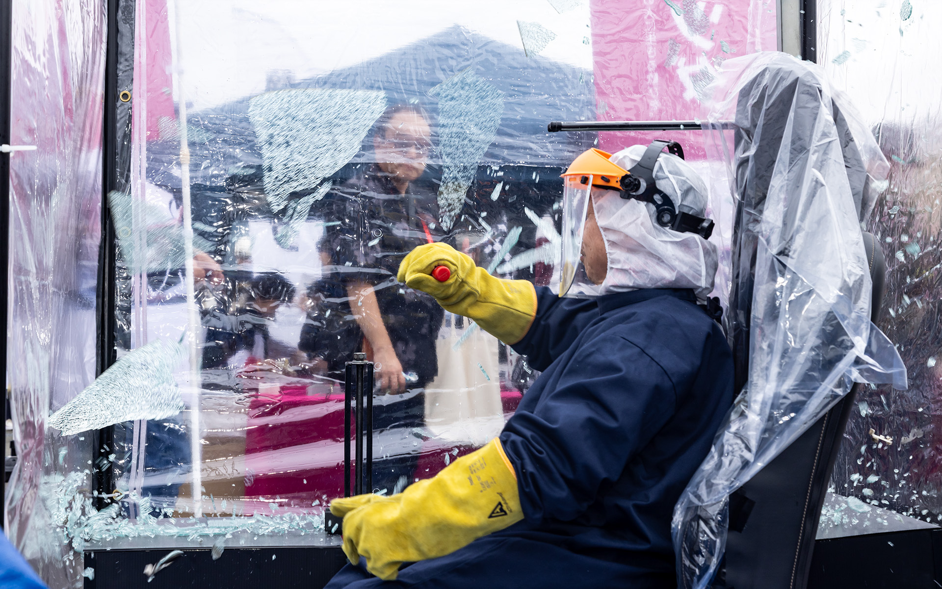 緊急脱出のためのガラス割り体験のブース。普通のハンマーでは割れない側面のガラスも、専用の脱出道具のハンマーでは簡単に割ることができた
