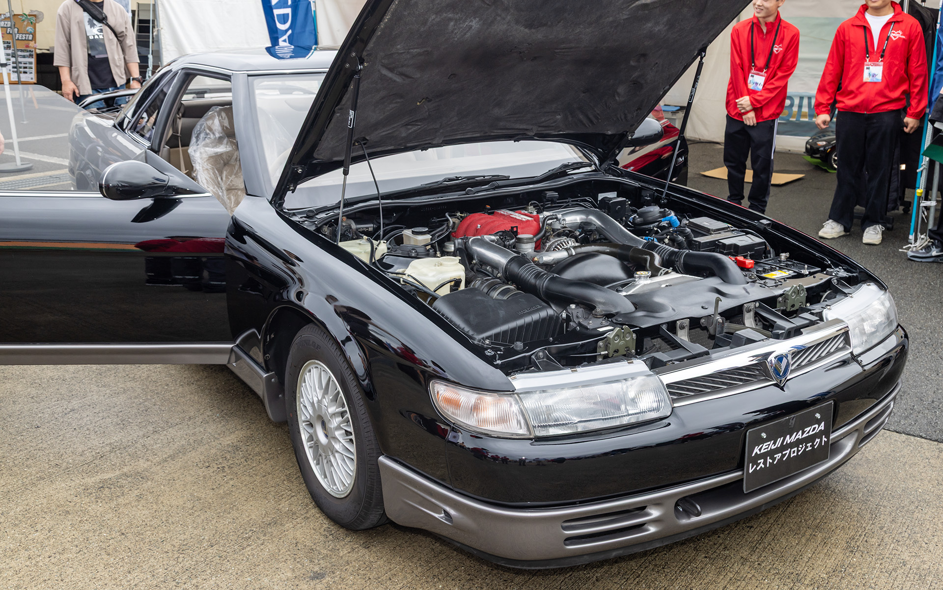 京滋マツダが展示したユーノスコスモ。