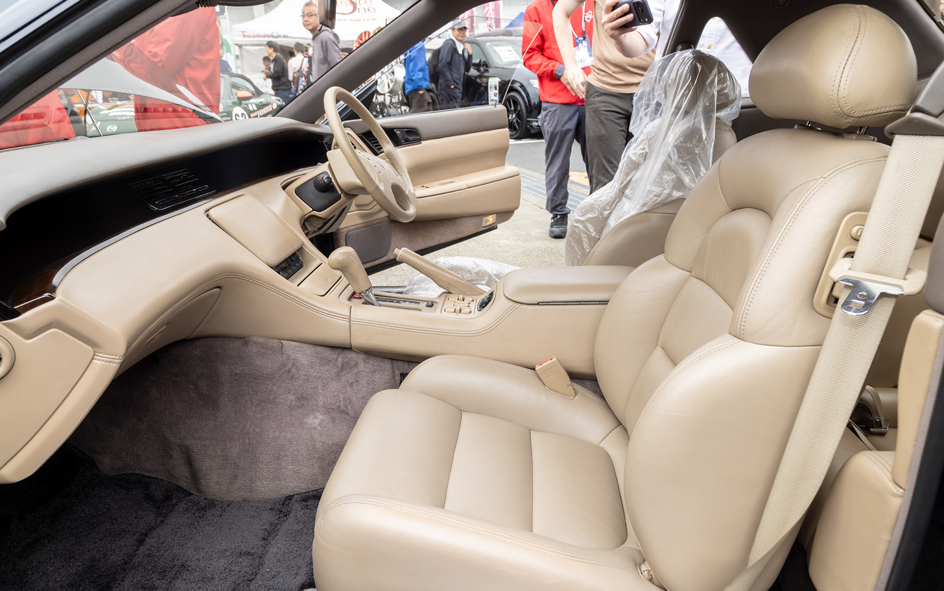 内装も当時を再現して革の貼り直しなどをした