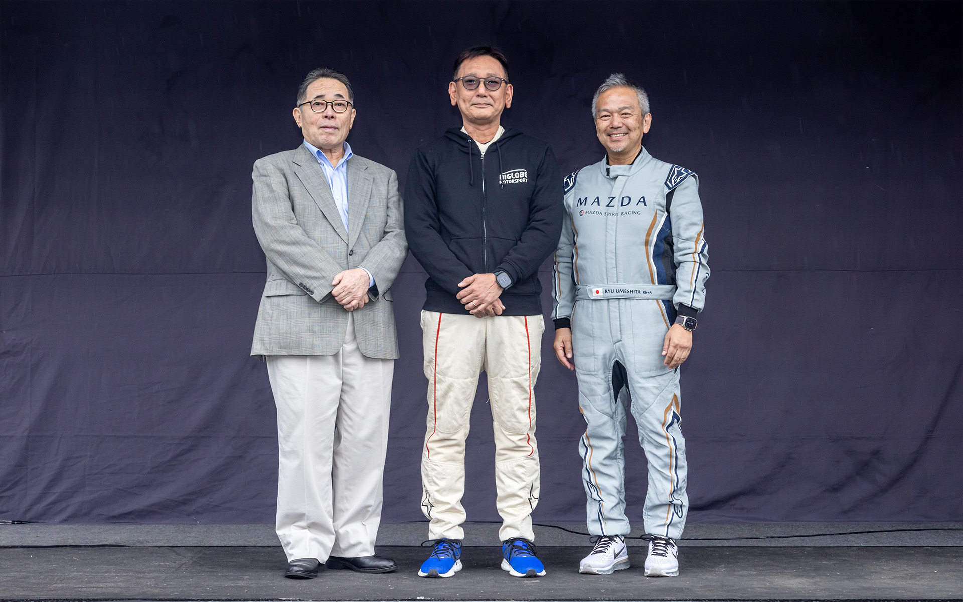 開会式ではポールポジションをとったTipo/Daytona ROADSTERを操る橋本洋平氏（中央）と、実行委員長の鈴木俊治氏（左）とマツダ取締役専務執行役員兼CTOの梅下隆一氏（右）が並んだ