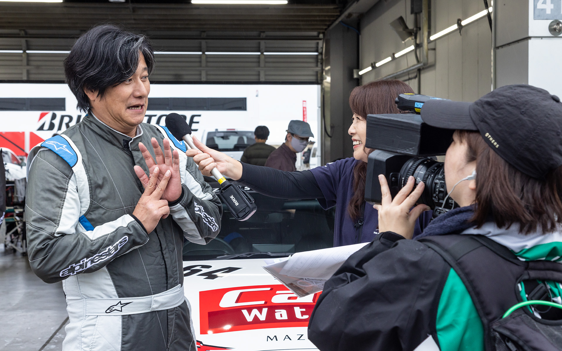 出走前のインタビューに答える編集長小林