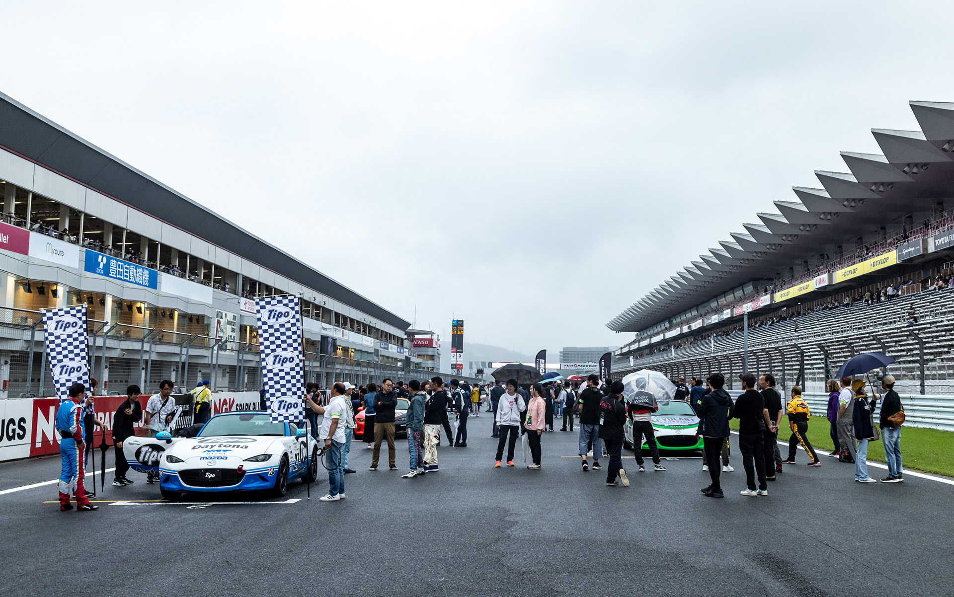 各車、本番前の最後の調整中