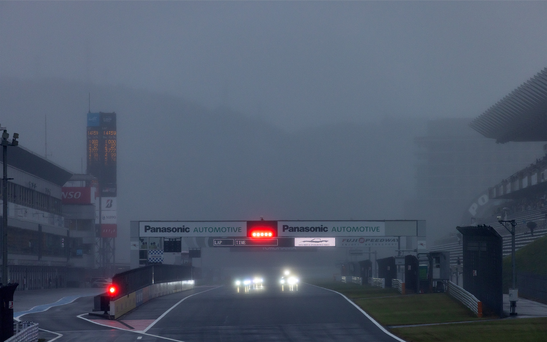フォーメーションラップを開始するころには雨も強くなってきた