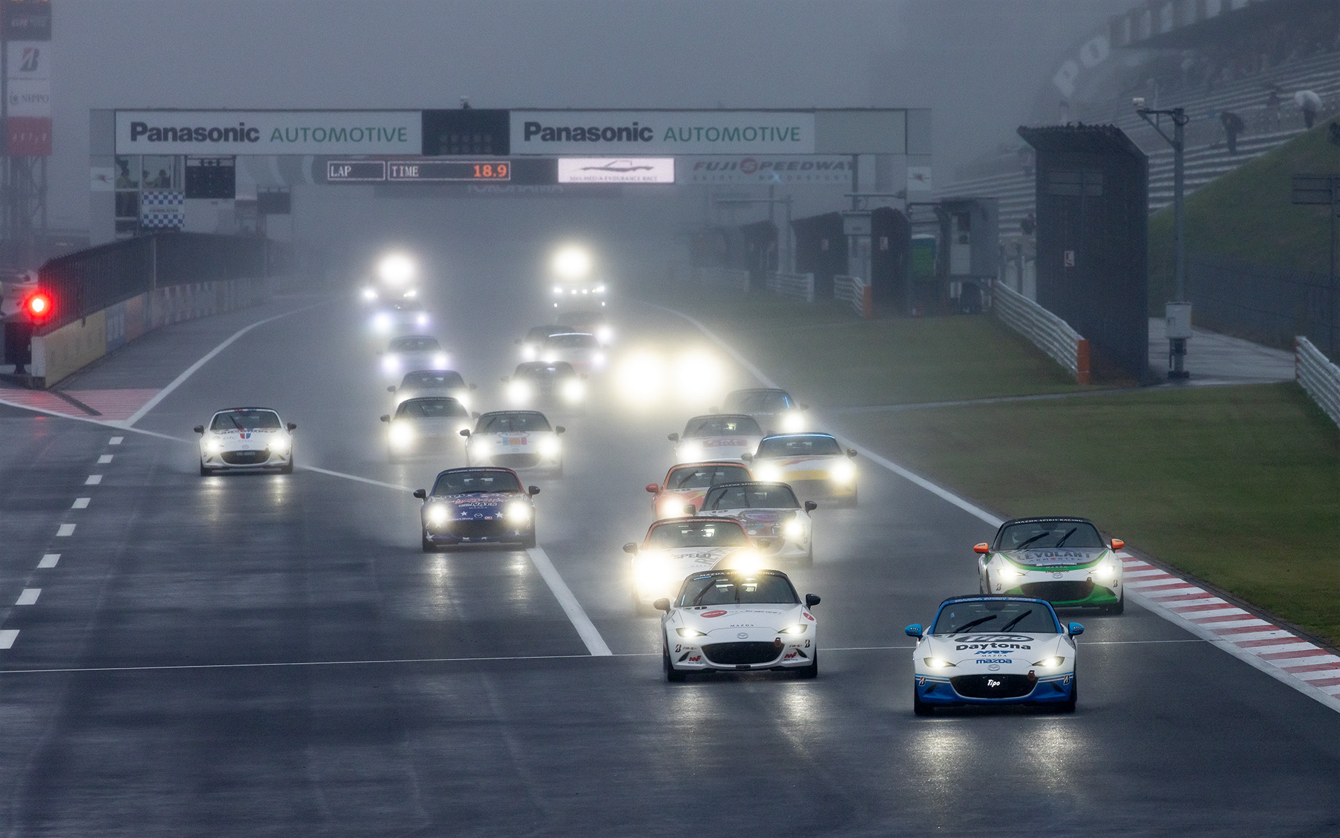 ローリングスタートで決勝レースがスタート