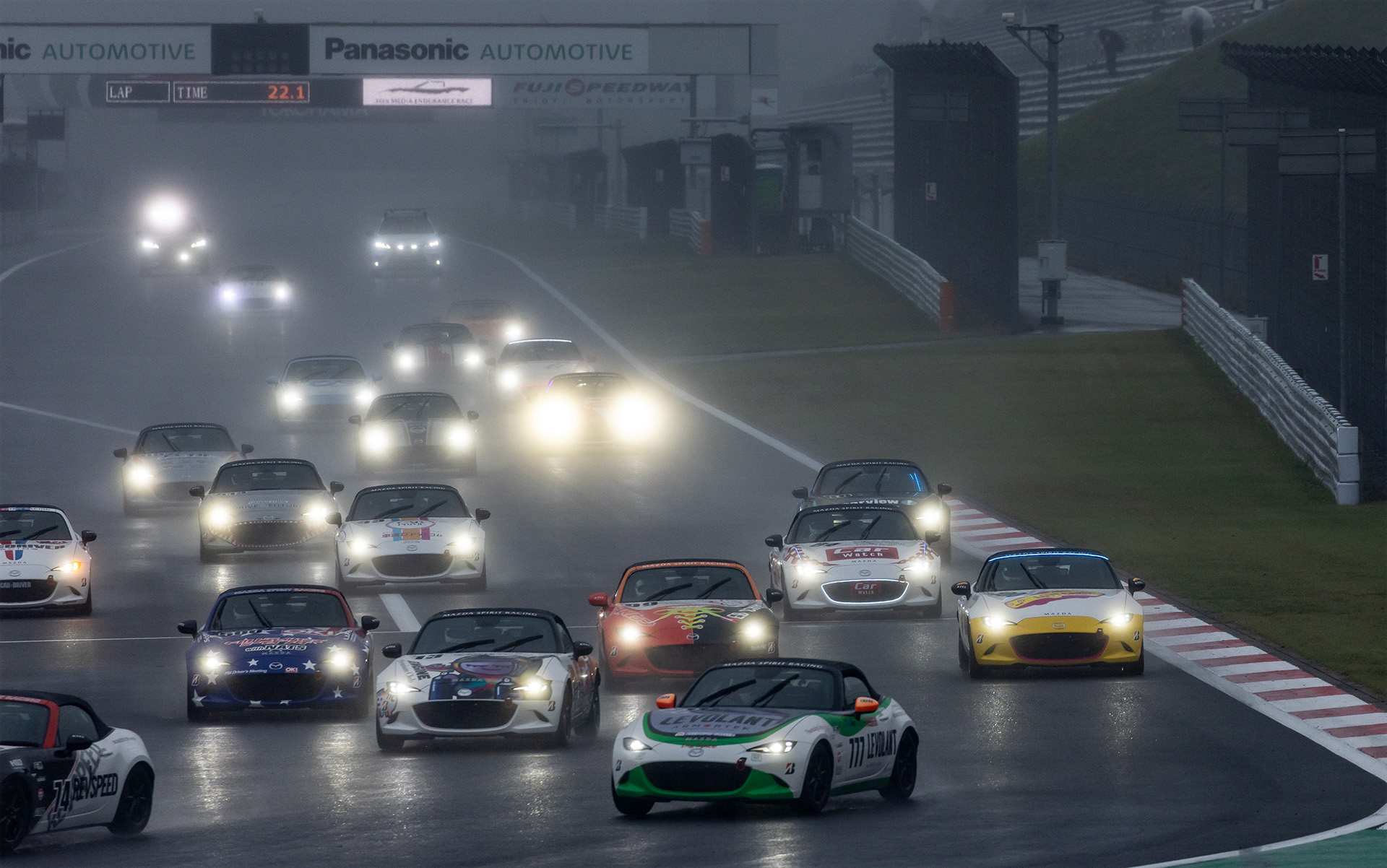 第一コーナーに向かう全車