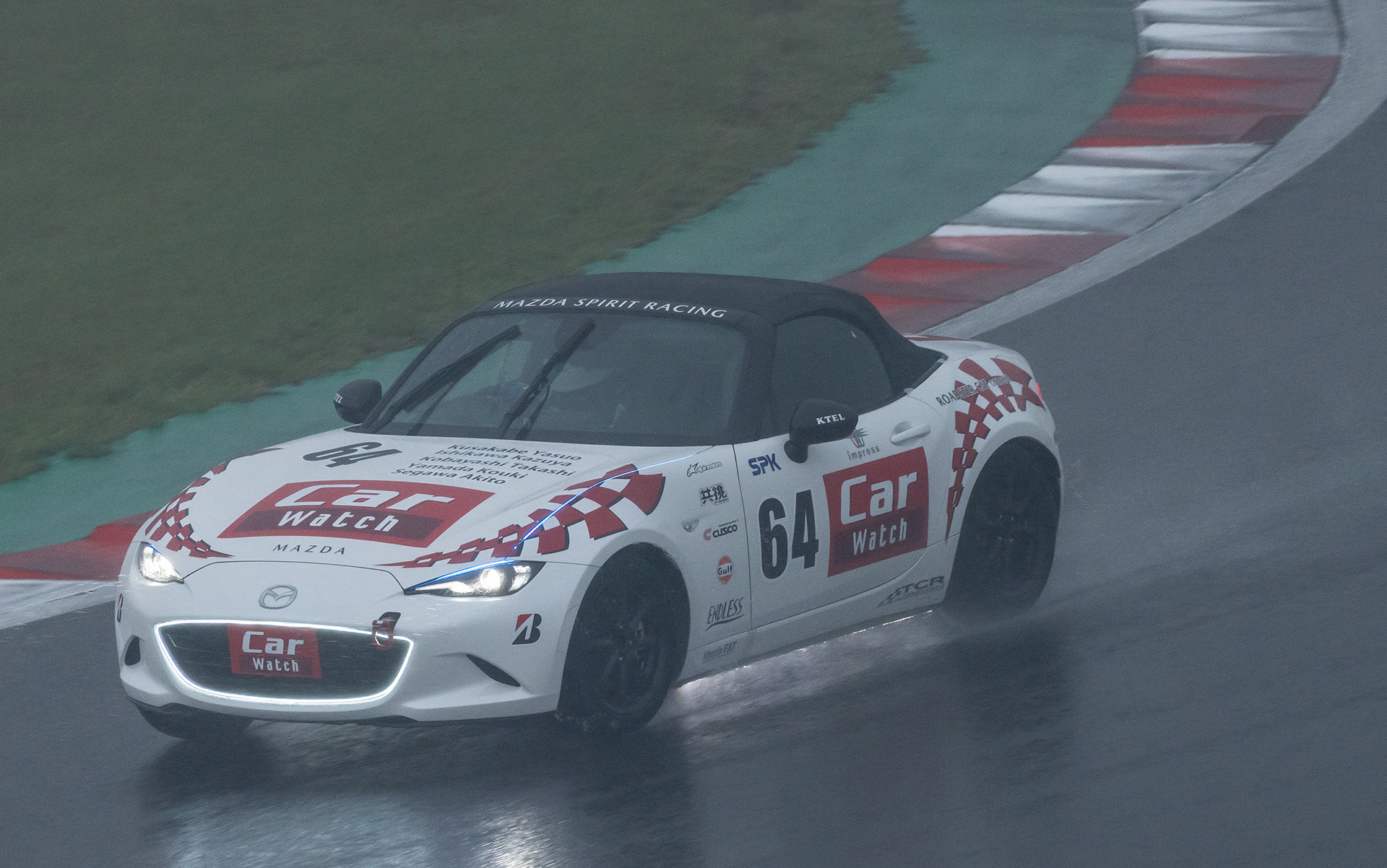 ウェットコンディションのなか様子を見ながら走行