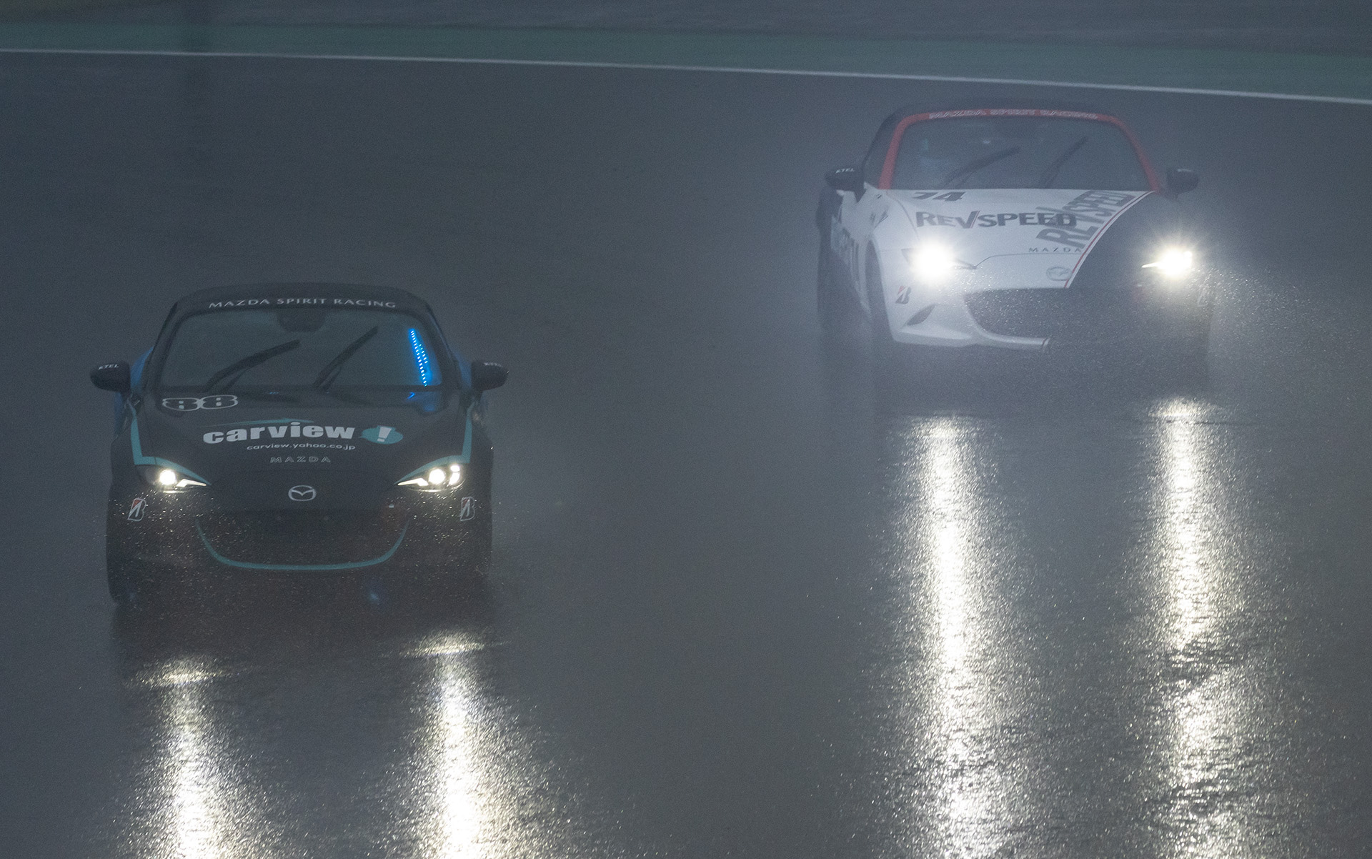 開始後すぐに富士スピードウェイは濃い霧に包まれた