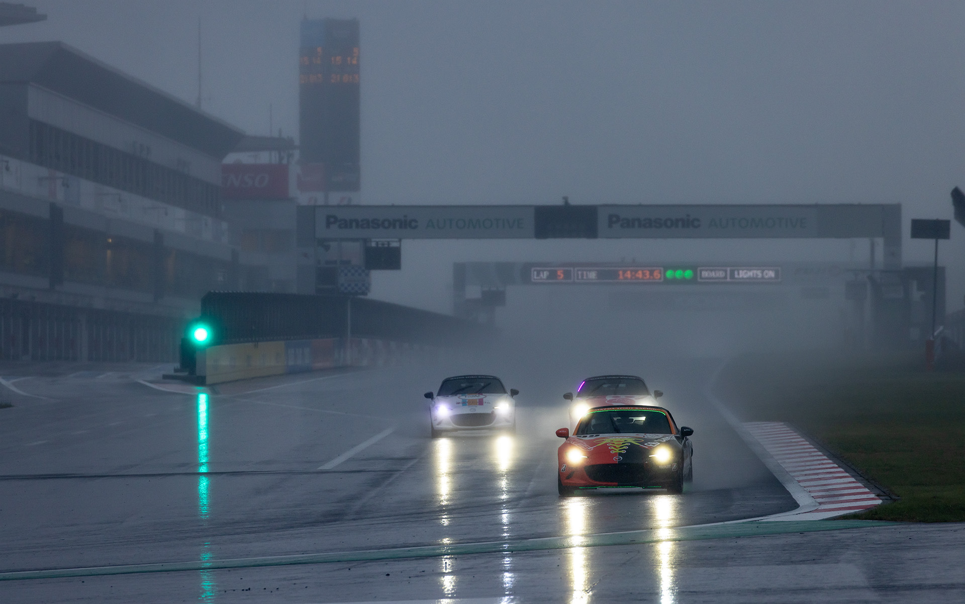 後方が全く見えず、視界のわるさがわかるだろうか