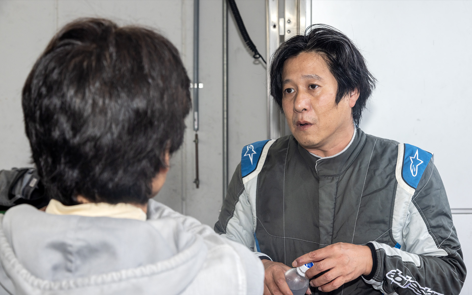 走行を終えた編集長小林がコースの状況を語り、すぐに次の戦略に活かす