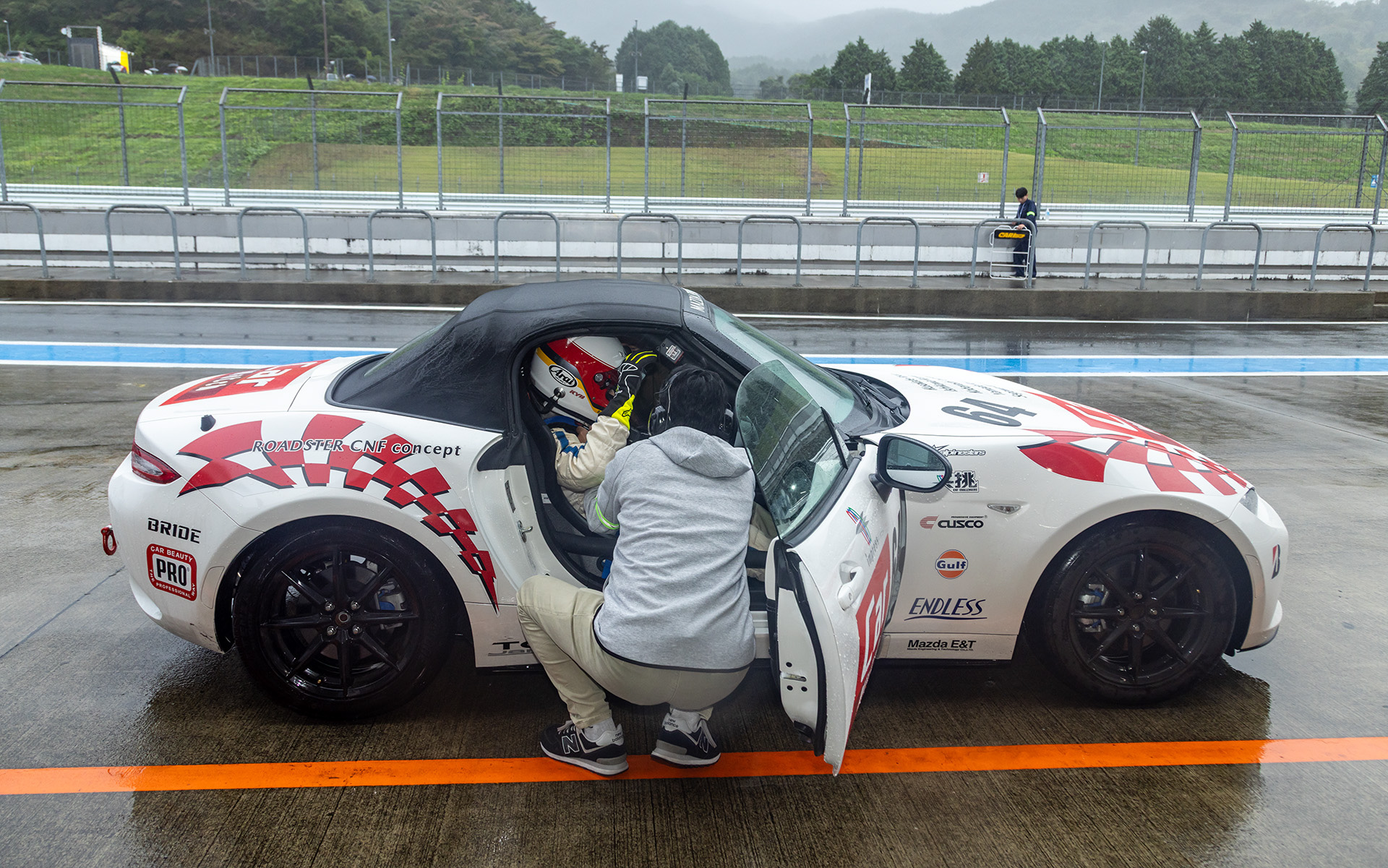 第2ドライバーはモータージャーナリストの日下部保雄氏が乗り込む。