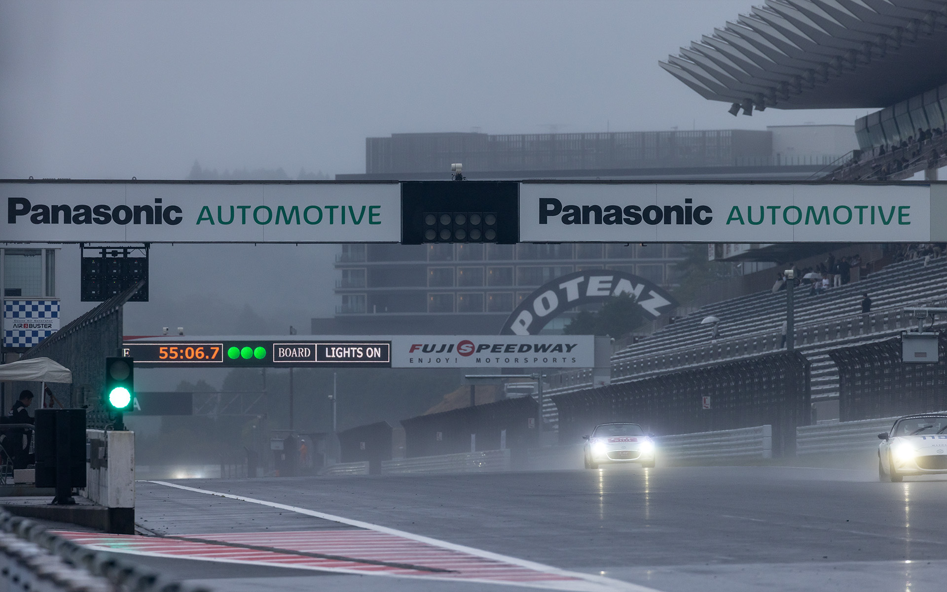 日下部氏が走行中。16時前ではあるが雨雲に覆われて薄暗くなっている