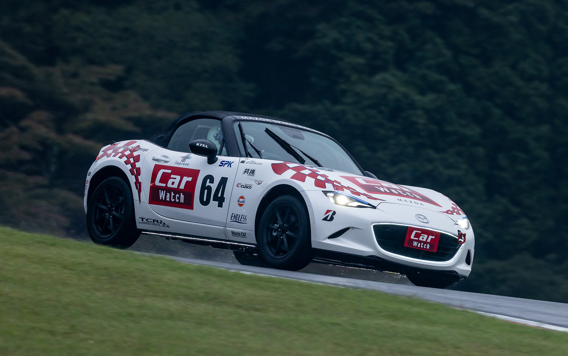 4位をキープ。雨が弱まり、コースコンディションもよくなっていく