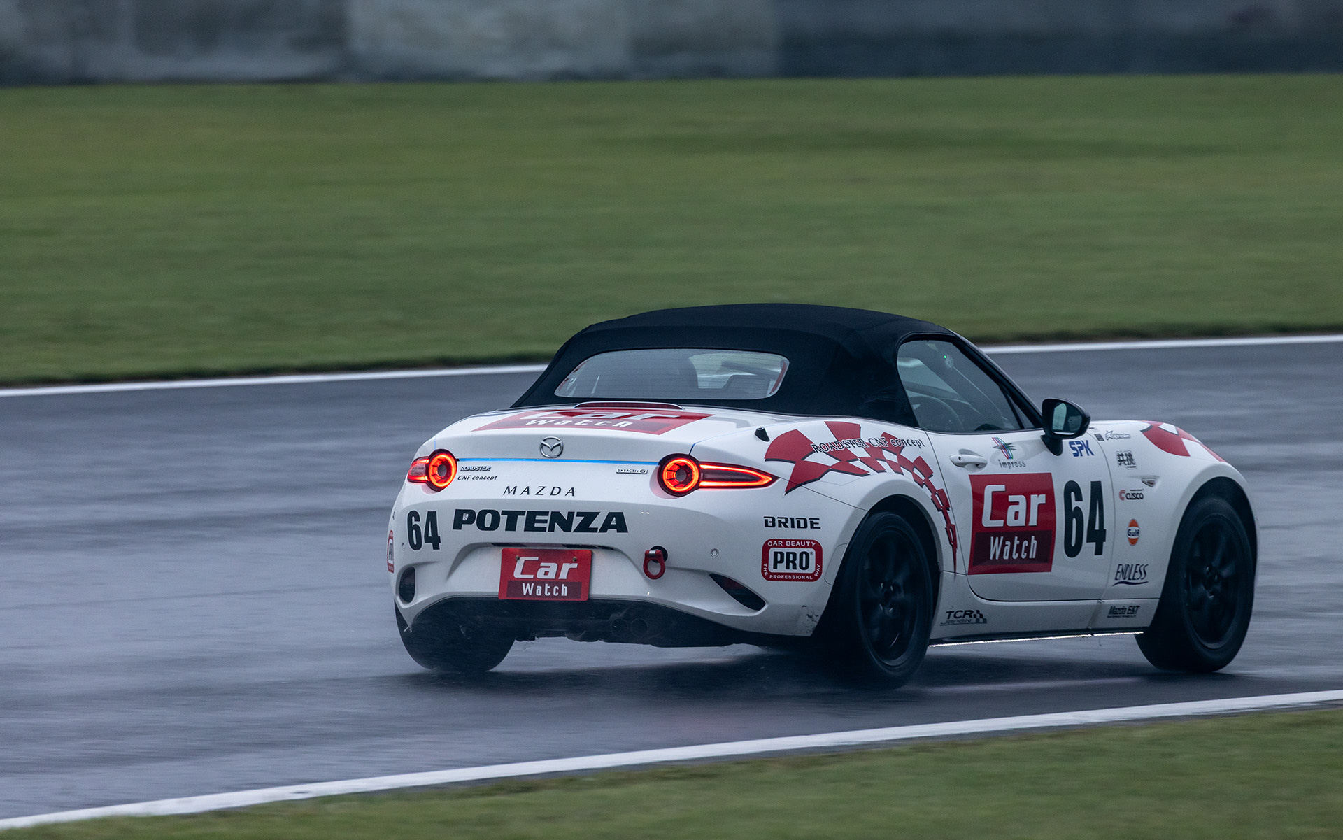 4位をキープ。雨が弱まり、コースコンディションもよくなっていく