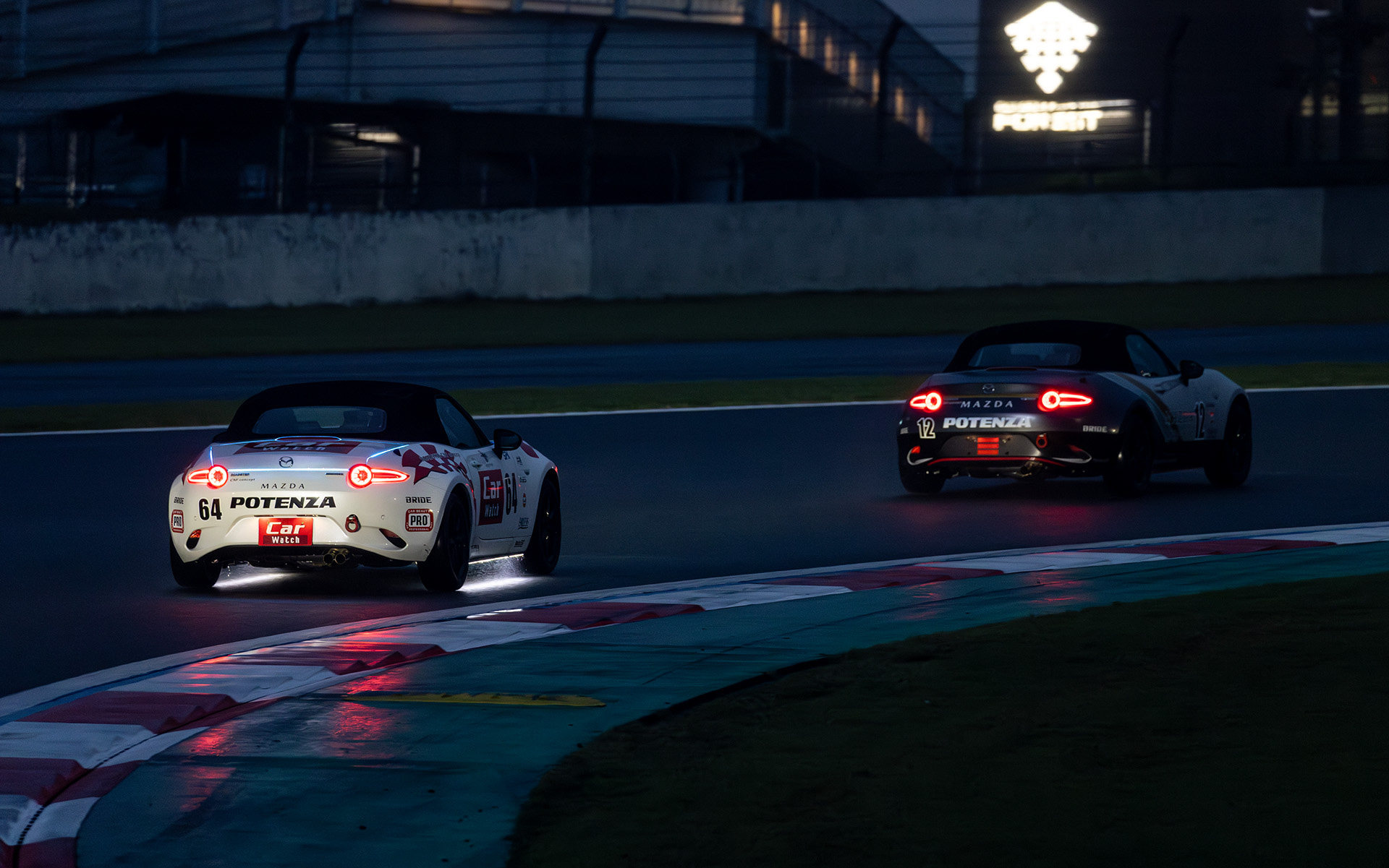 周囲はかなり暗くなり、雨の中、周回を重ねてゴールへ向かう