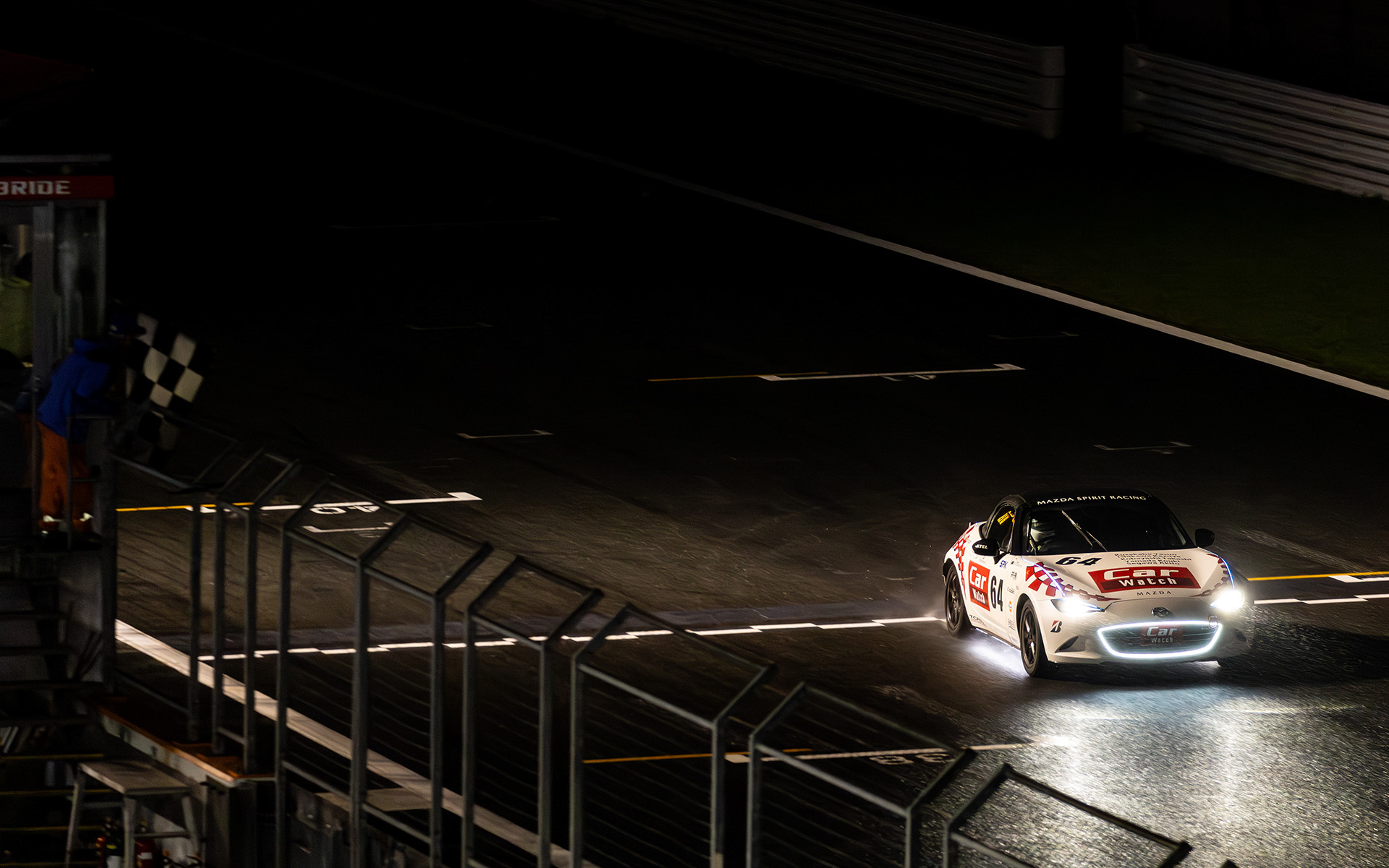 最後にチェッカーを受けたCarWatchロードスター