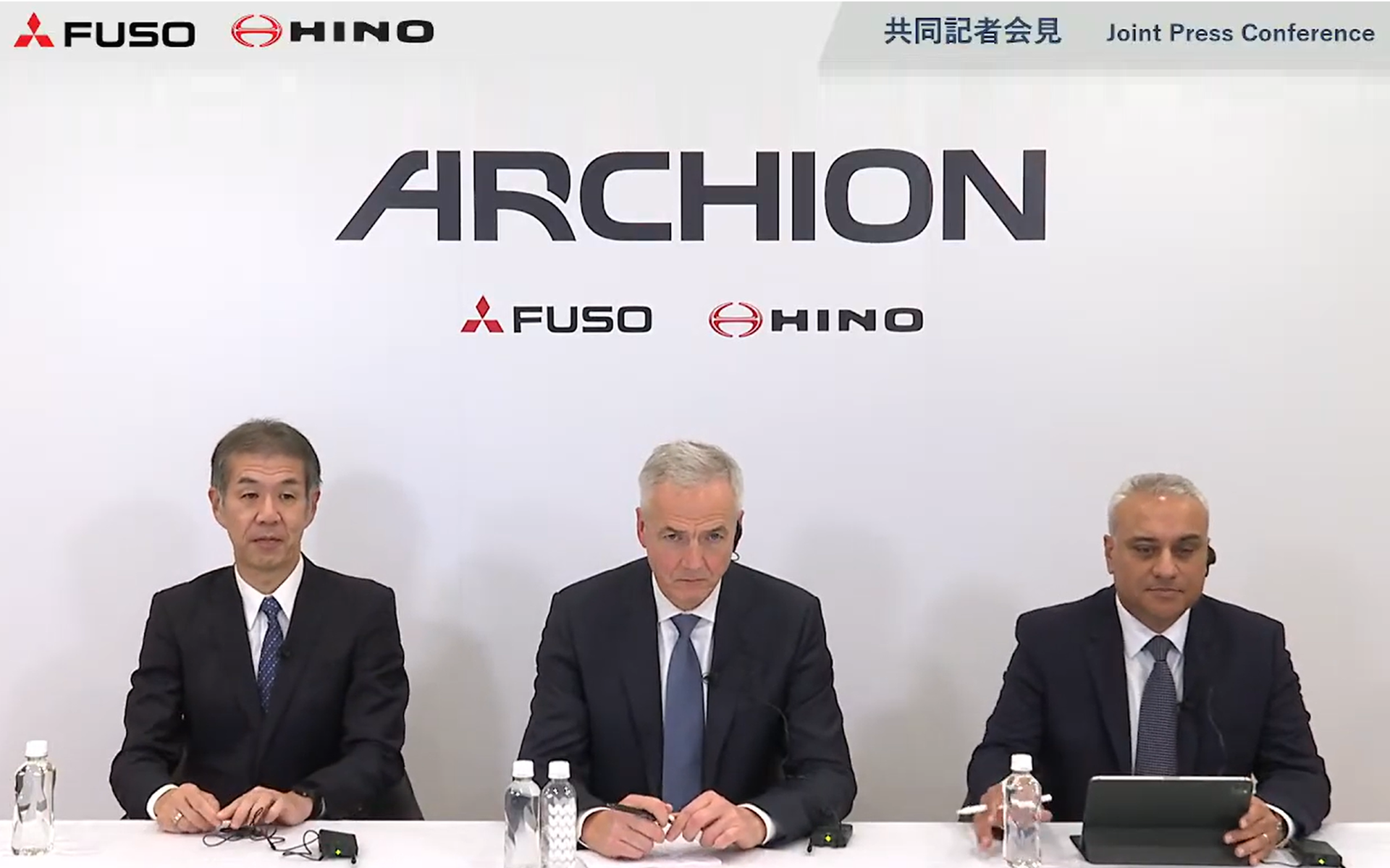 左から日野自動車株式会社 代表取締役社長の小木曽聡氏、三菱ふそうトラック・バス株式会社 代表取締役社長・CEOのカール・デッペン氏、三菱ふそうトラック・バス株式会社 代表取締役副社長・CFOのヘタル・ラリギ氏