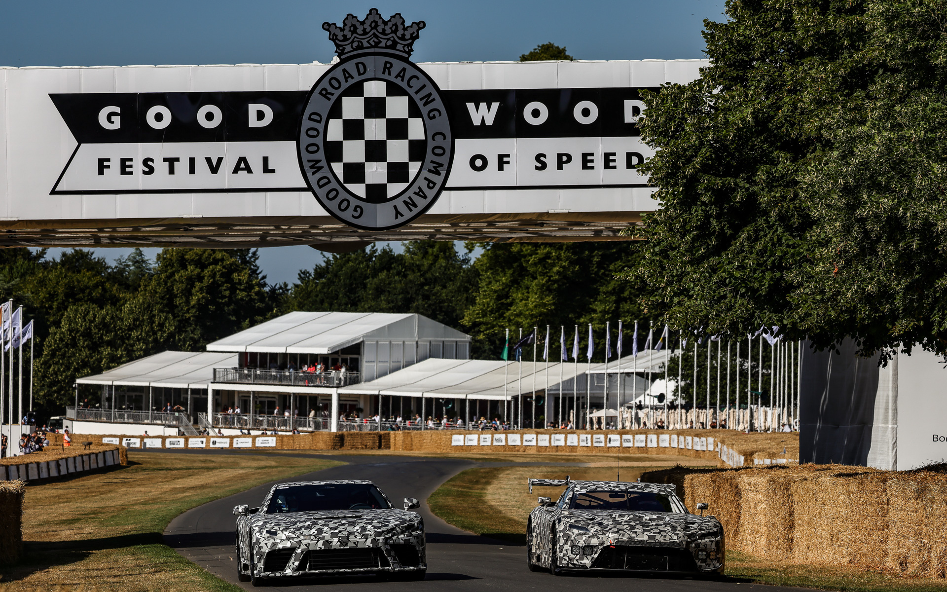 2025年7月にイギリスで世界初公開された新型スポーツカー「トヨタGTコンセプト」と新型GT3マシン「トヨタGTレーシングコンセプト」