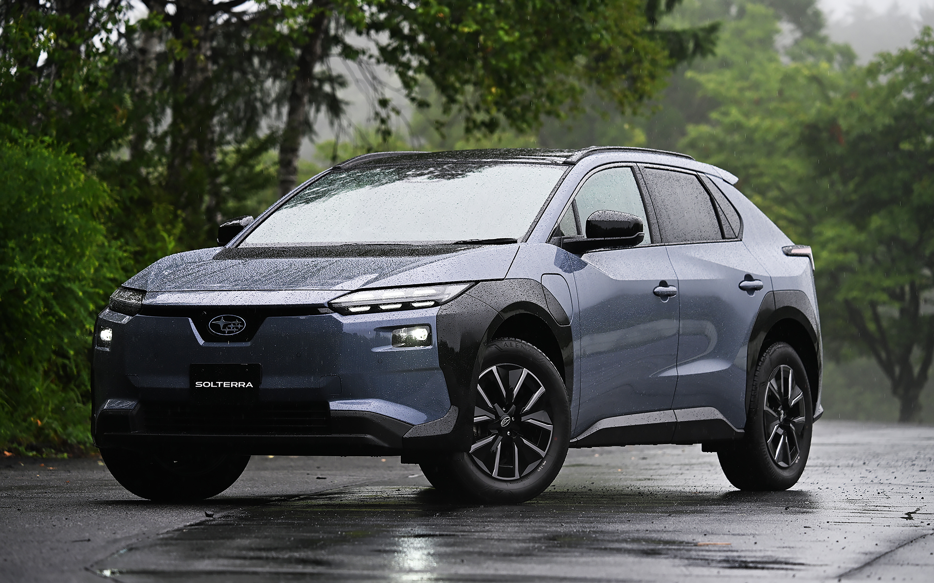 ソルテラ ET-HS（4WD）。ボディサイズは4690×1860×1650mm（全長×全幅×全高）。車両重量は2000kg