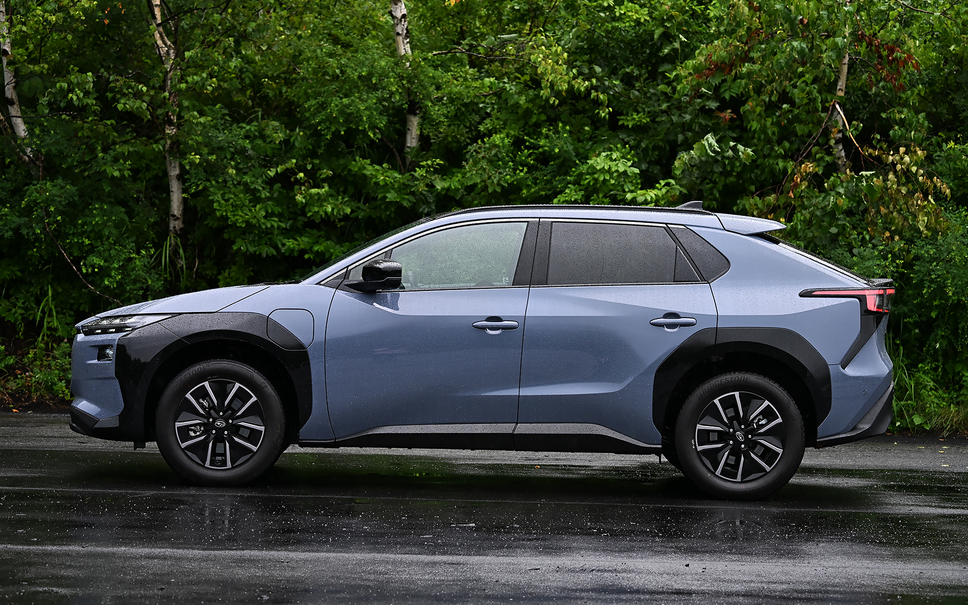 ホイールベースは2850mm。足下は18インチアルミホイール（ガンメタリック塗装）と、フルエアロキャップ（ブラック塗装＋シルバー塗装）を組み合わせる。装着タイヤはブリヂストン「ALENZA 001」（235/60R18）。オプションで20インチホイール＆タイヤも設定