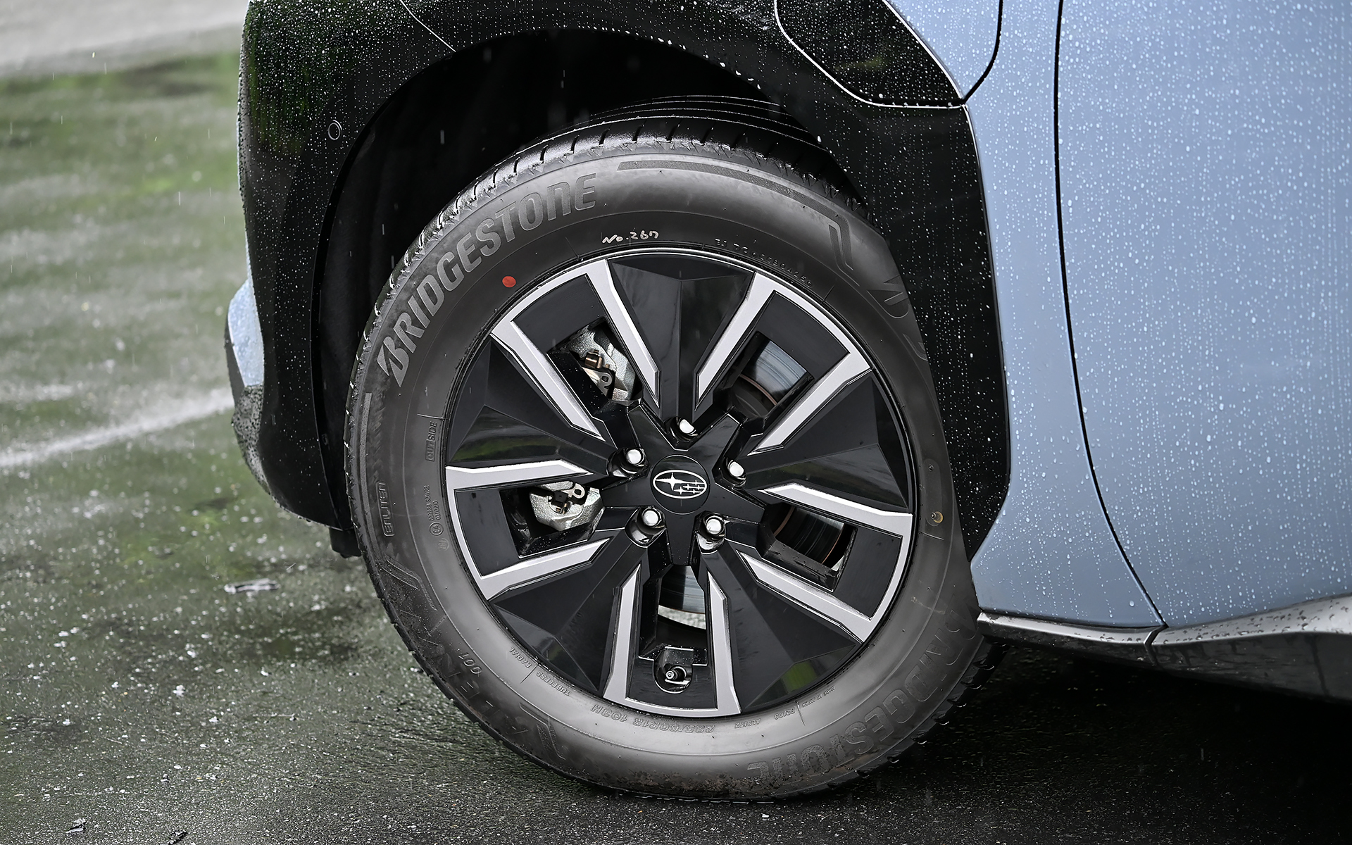 ホイールベースは2850mm。足下は18インチアルミホイール（ガンメタリック塗装）と、フルエアロキャップ（ブラック塗装＋シルバー塗装）を組み合わせる。装着タイヤはブリヂストン「ALENZA 001」（235/60R18）。オプションで20インチホイール＆タイヤも設定