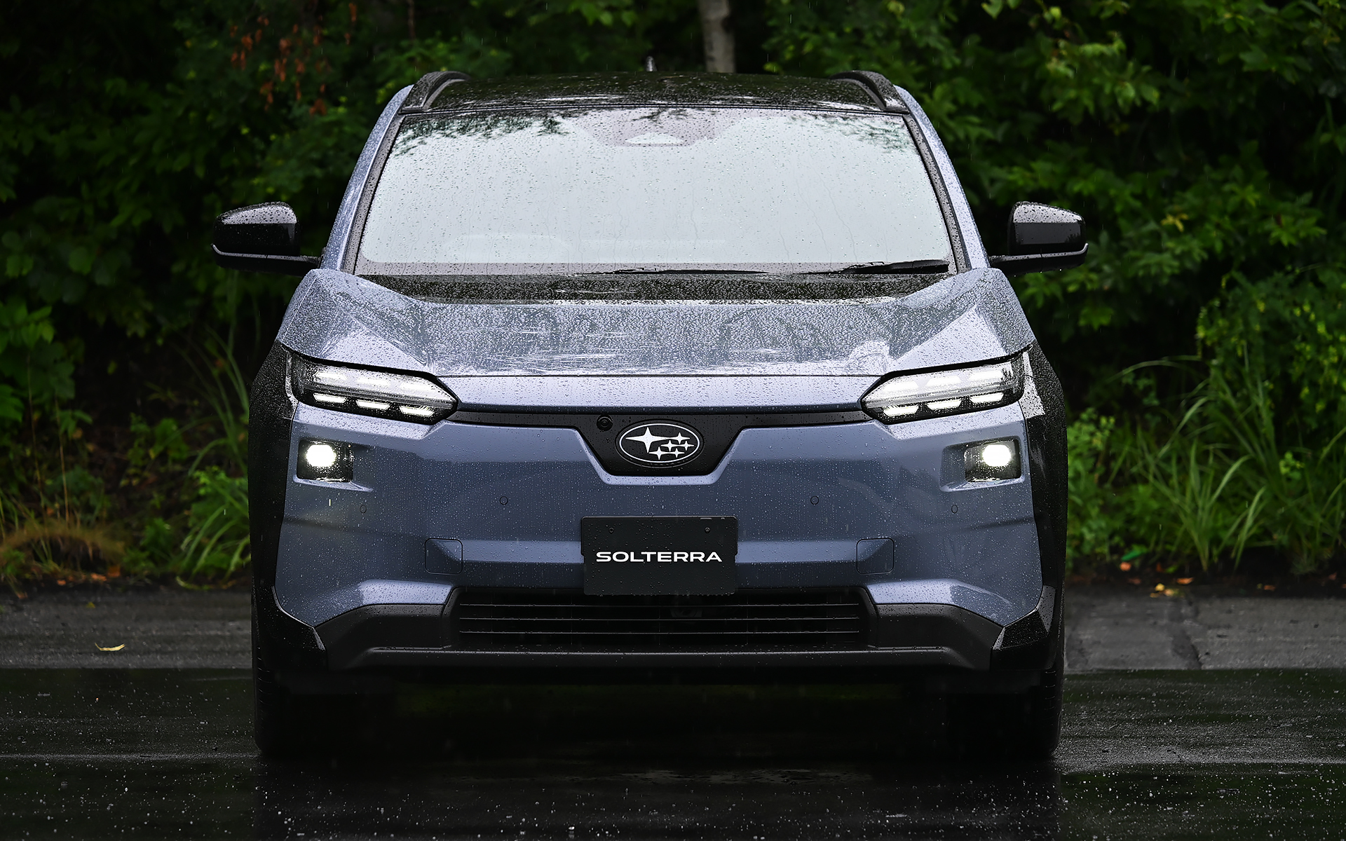 Cシェイプヘッドライトから6連デイタイムランプとなり、大きく印象の変わったフロント。リアはあまり大きな変更はされていないものの、六連星エンブレムが消え、「SUBARU」の文字だけとなった