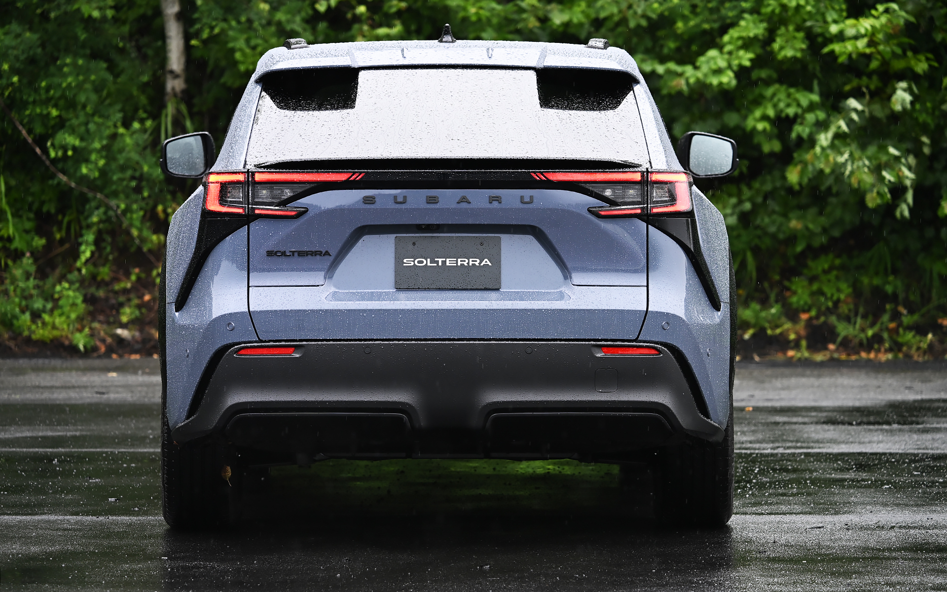 Cシェイプヘッドライトから6連デイタイムランプとなり、大きく印象の変わったフロント。リアはあまり大きな変更はされていないものの、六連星エンブレムが消え、「SUBARU」の文字だけとなった