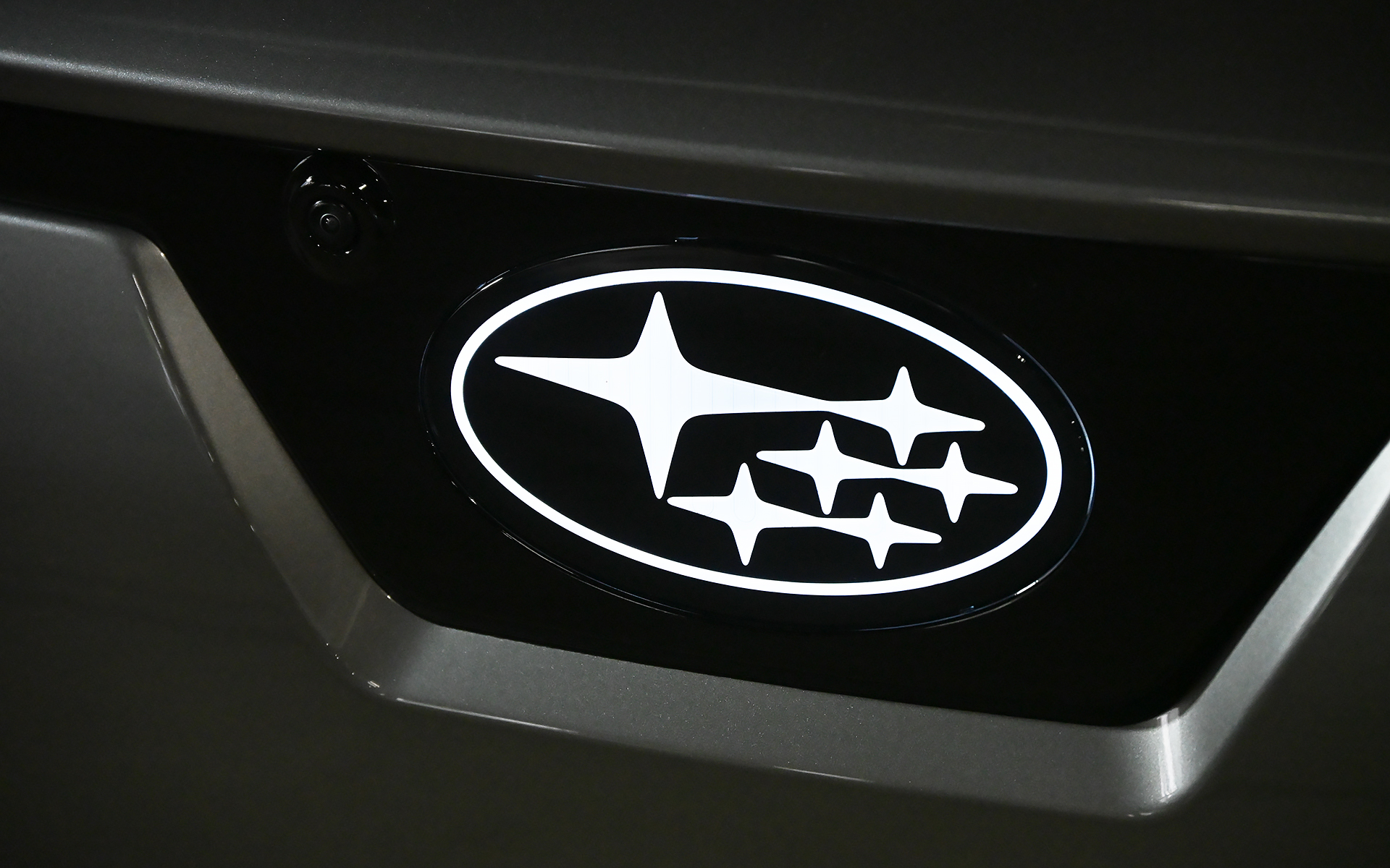 フロントの六連星エンブレムは、ライトを付けると光る