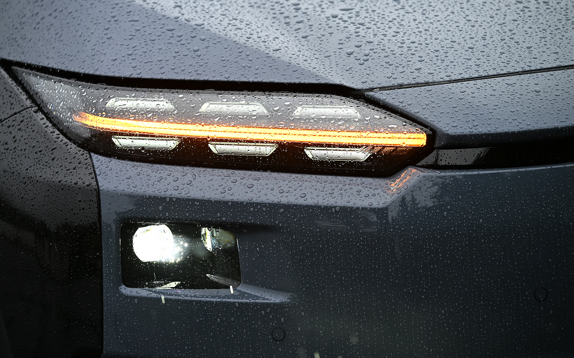 上部が6連デイタイムランプ、下部がヘッドライト/ハイビーム。ウインカーは6連デイタイムランプの中央を分断するデザイン